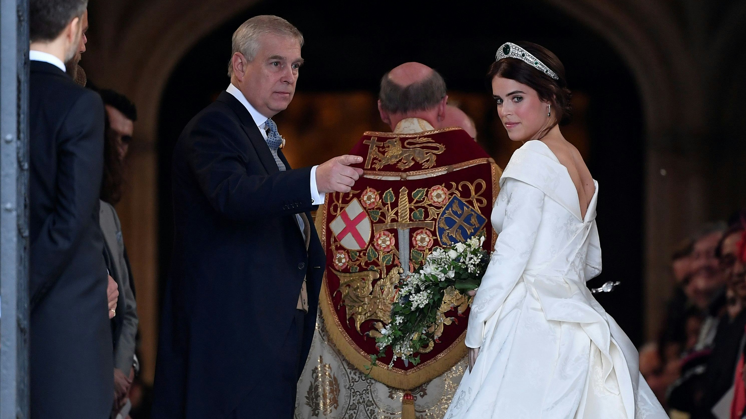 Prinzessin Eugenie und ihr Vater Andrew am Weg zum Altar der St George's Chapel zu ihrer Hochzeit 2018.