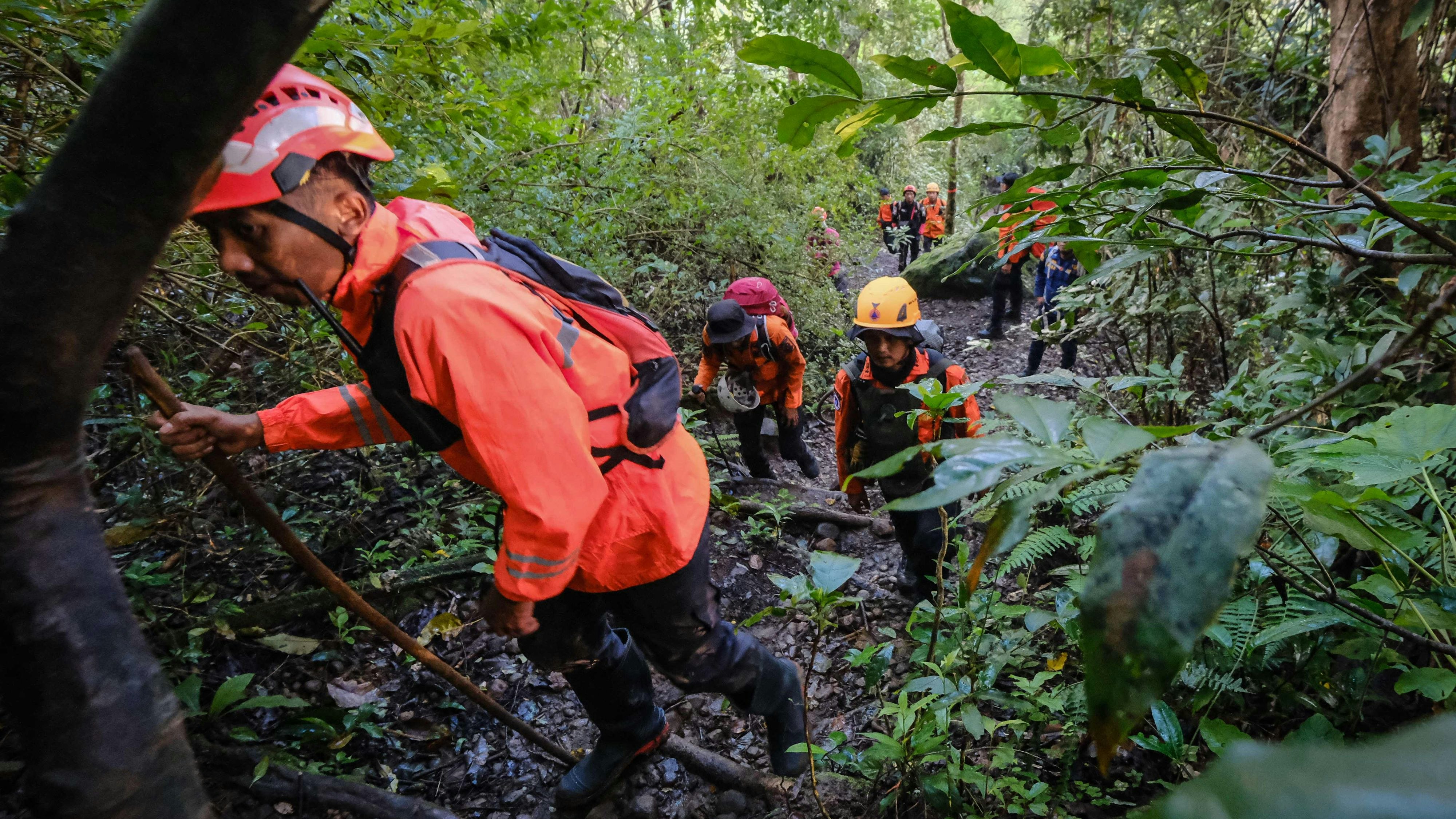 Heute.at - 10 Vermisste nach Flugzeugabsturz in Indonesien