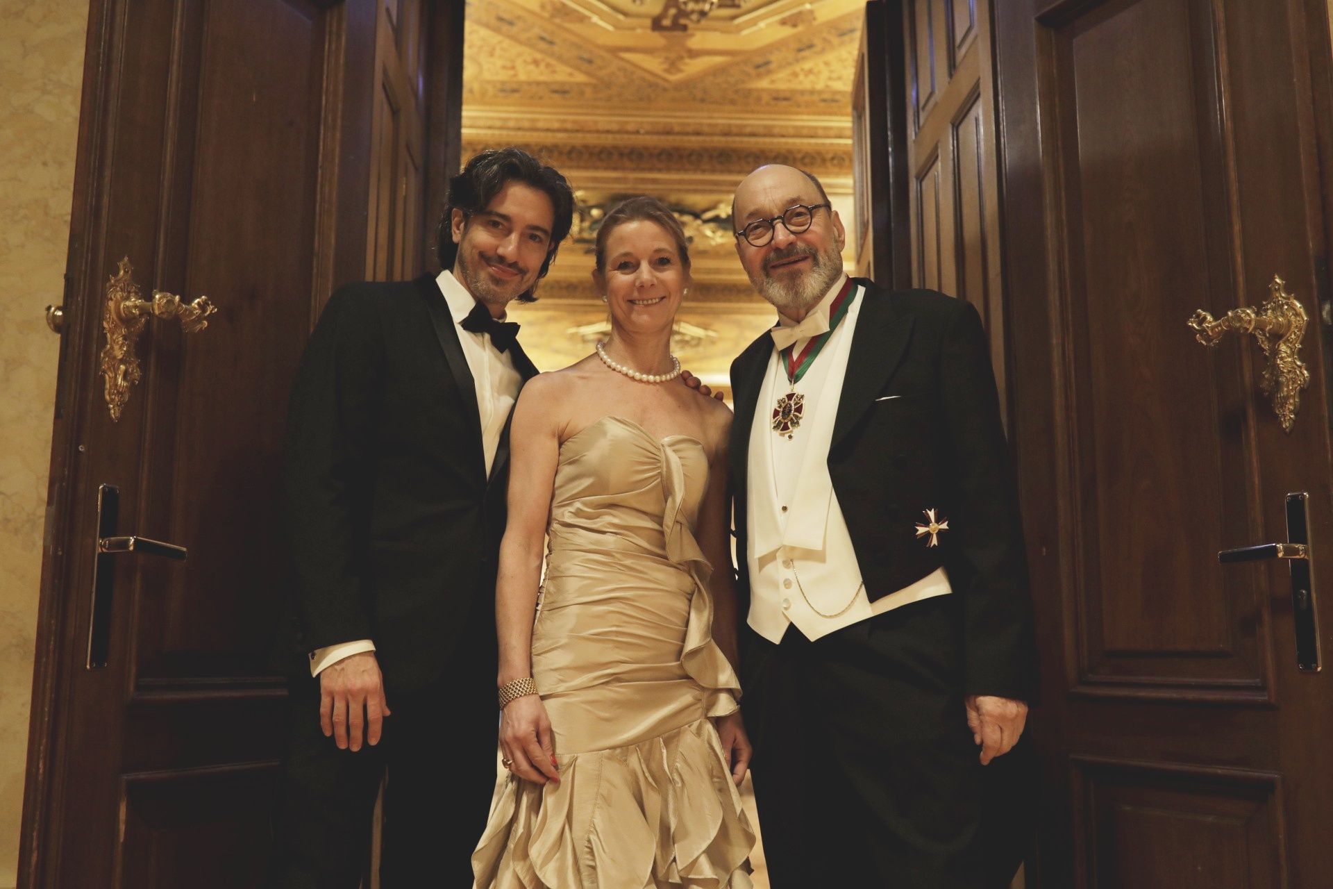 Stefano Bernadin mit Ballpräsidentin Angelika Kellner und Präsident der Altkalksburger Vereinigung Stefan Wurst