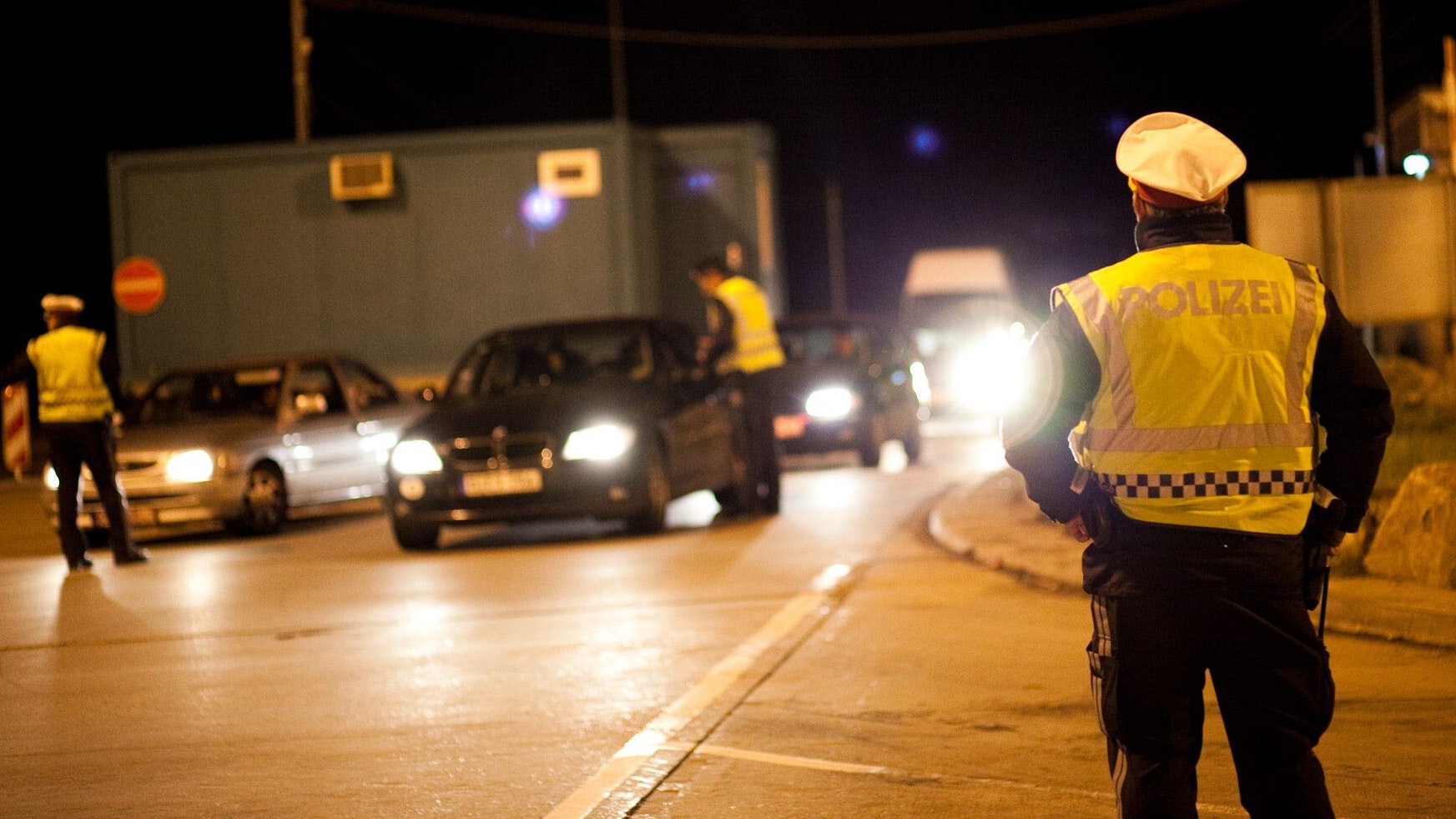 Heute.at - 18-Jähriger stahl Freund Pkw, raste vor Polizei davon