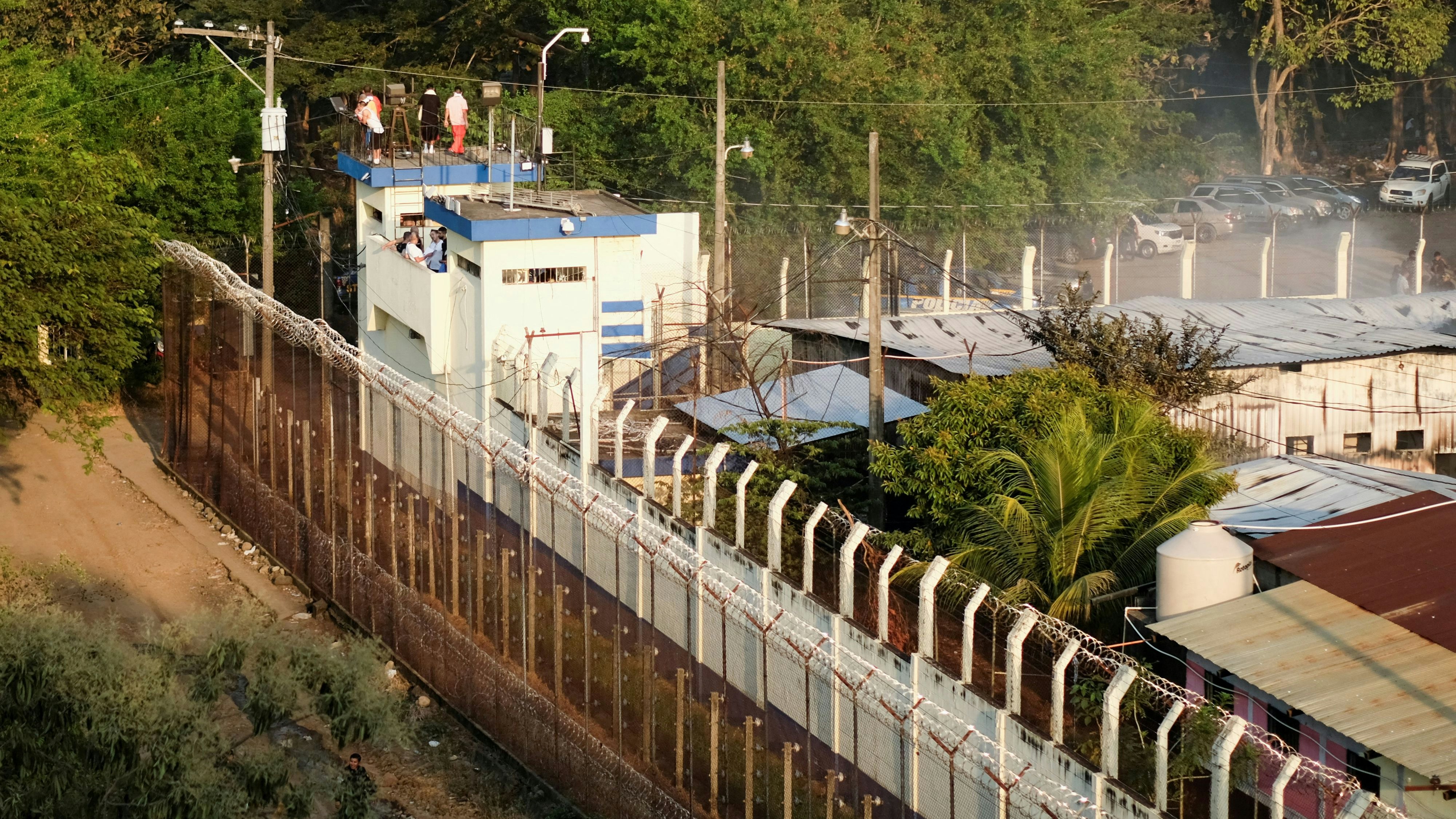 In mindestens drei Gefängnissen sollen Häftlinge Wärter als Geiseln genommen haben.