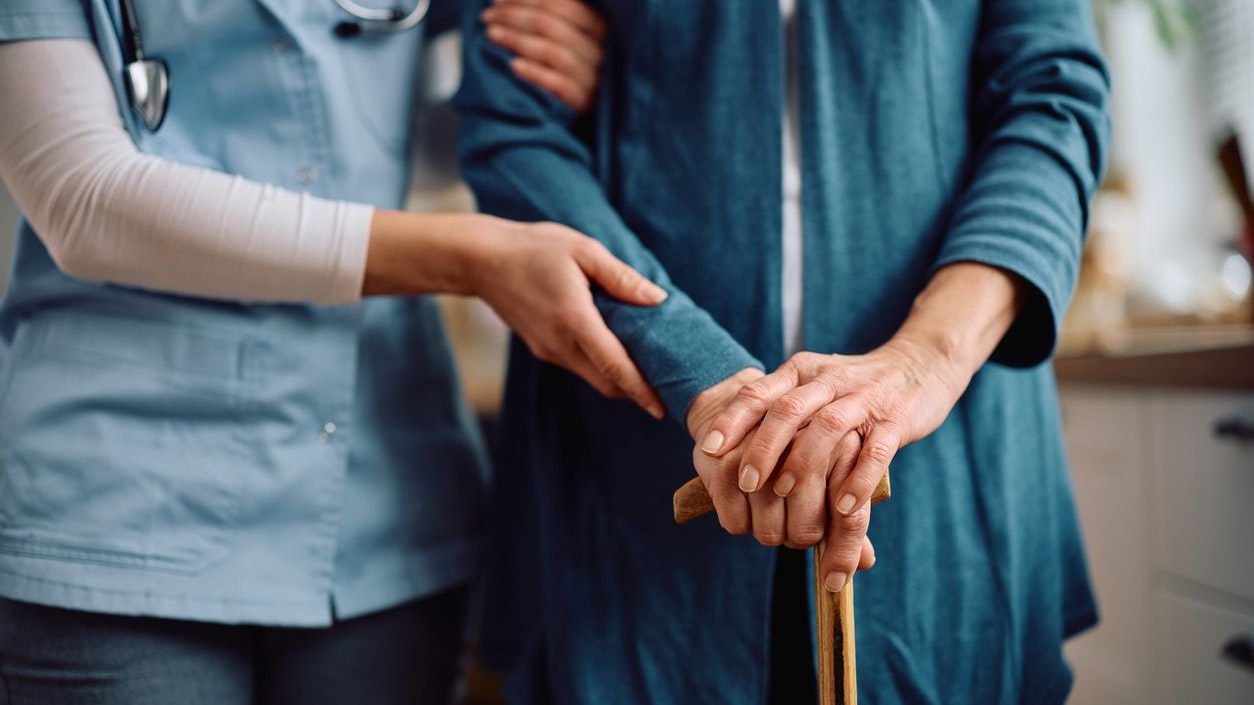   Gewaltsamer Tod  – 91 - Jährige im Heim getötet – Pfleger ( 23 ) in Haft