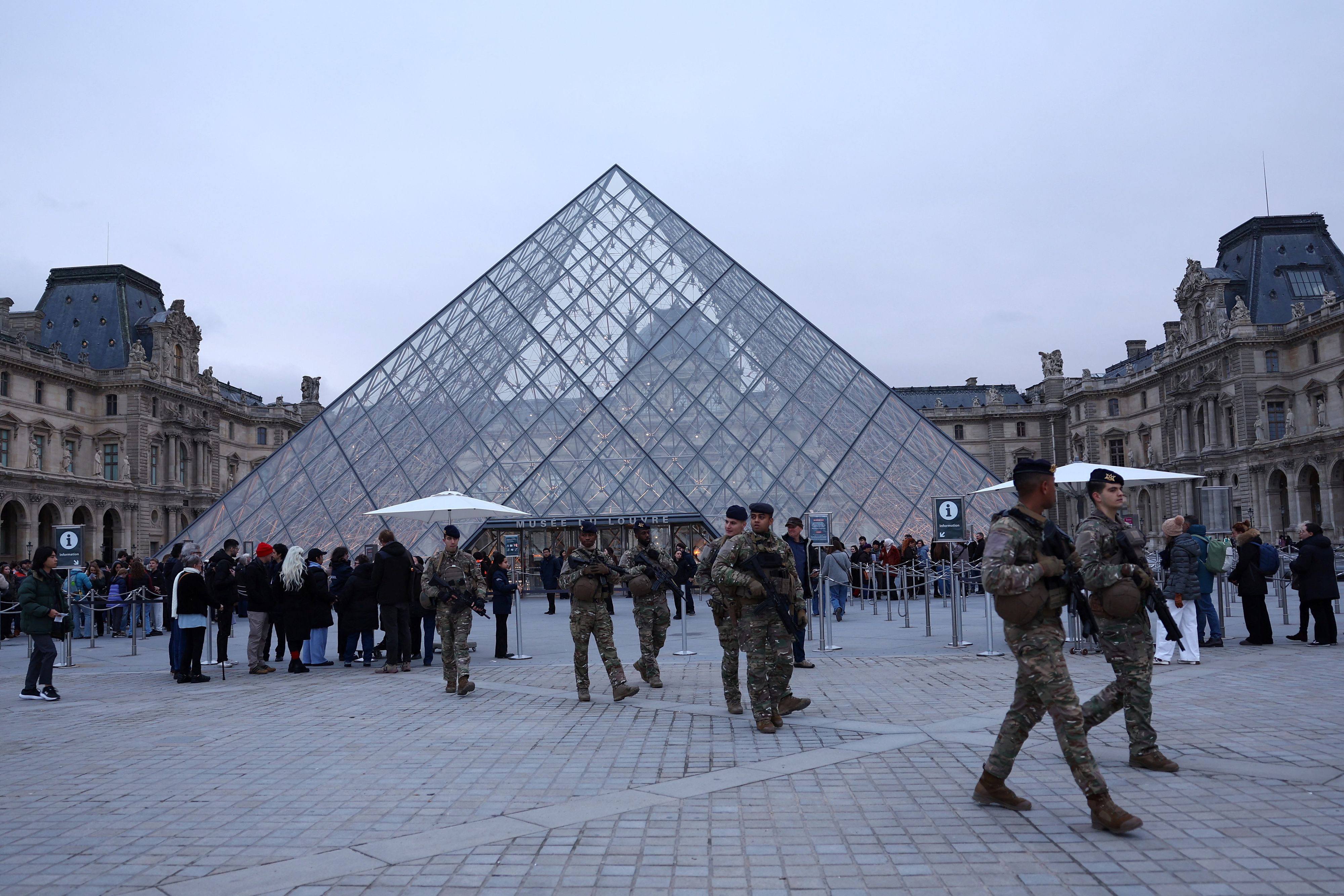 Heute.at - Kronjuwelen weg! Videos zeigen den Mega-Raub im Louvre