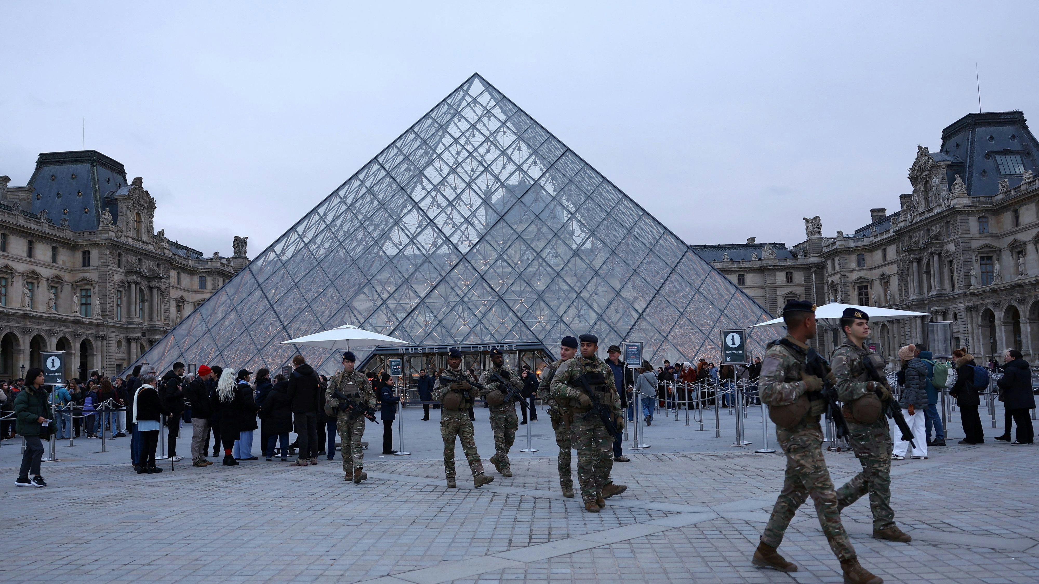 Heute.at - Kronjuwelen weg! Videos zeigen den Mega-Raub im Louvre