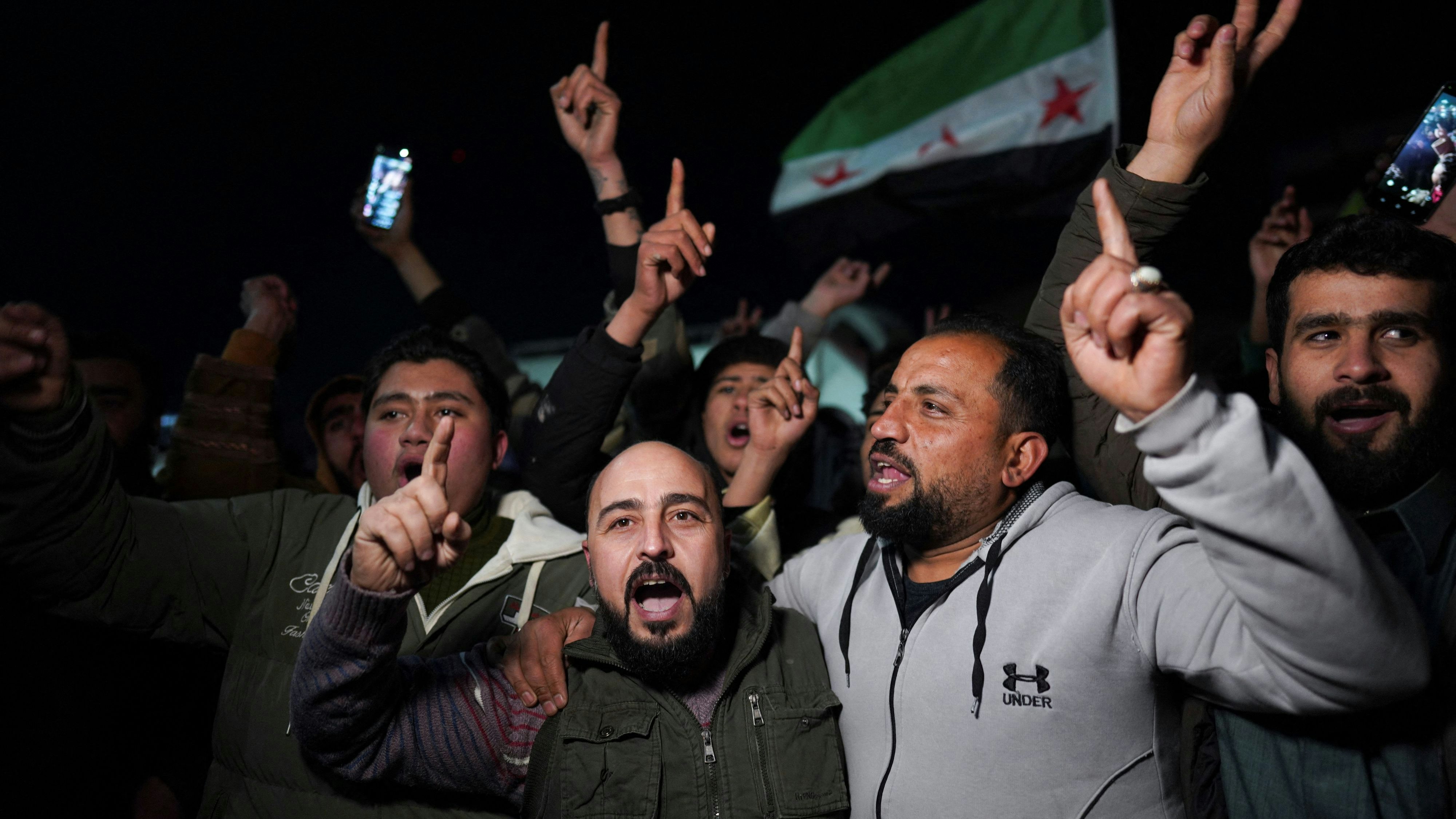 Jubelszenen in der früheren Hauptstadt des Islamischen Staates, Al-Raqqa, nach der Vertreibung der kurdischen Selbstverteidigungskräfte durch islamistische Milizen der syrischen Zentralregierung am Sonntag (18. Jänner 2026)