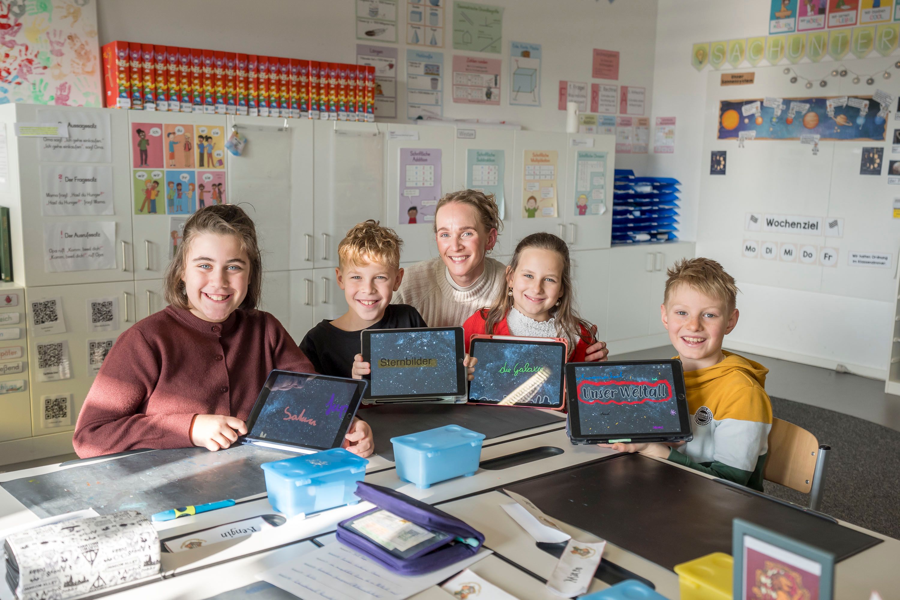 In der Klasse von Melanie Ritter (mitte) wird im Unterricht mit iPad gelernt.