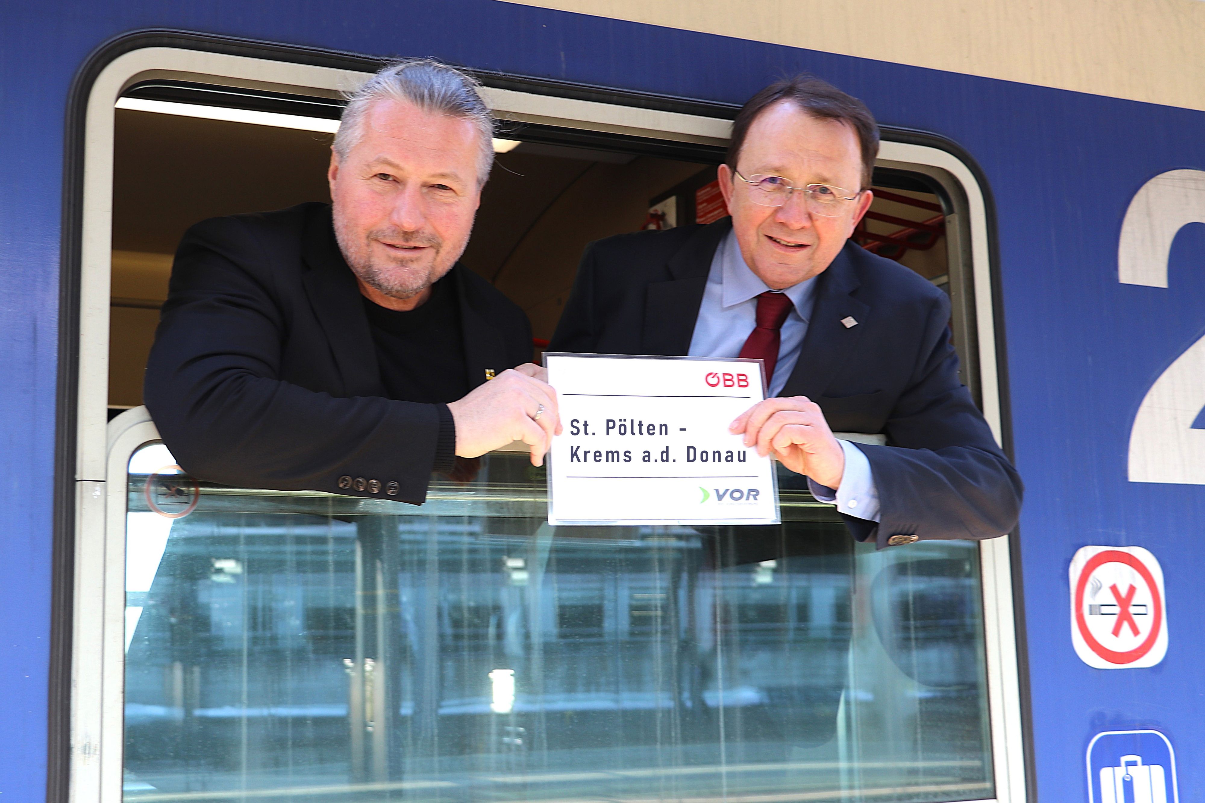 Bgm. Matthias Stadler (r.) und Bgm. Peter Molnar im Zug