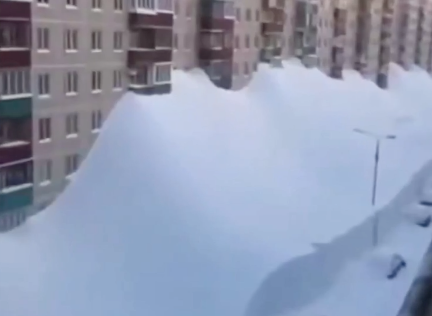 Schnee verschlingt ganze Wohnblocks: Auf der Halbinsel Kamtschatka sind Häuser teils bis zum neunten Stock eingeschneit.