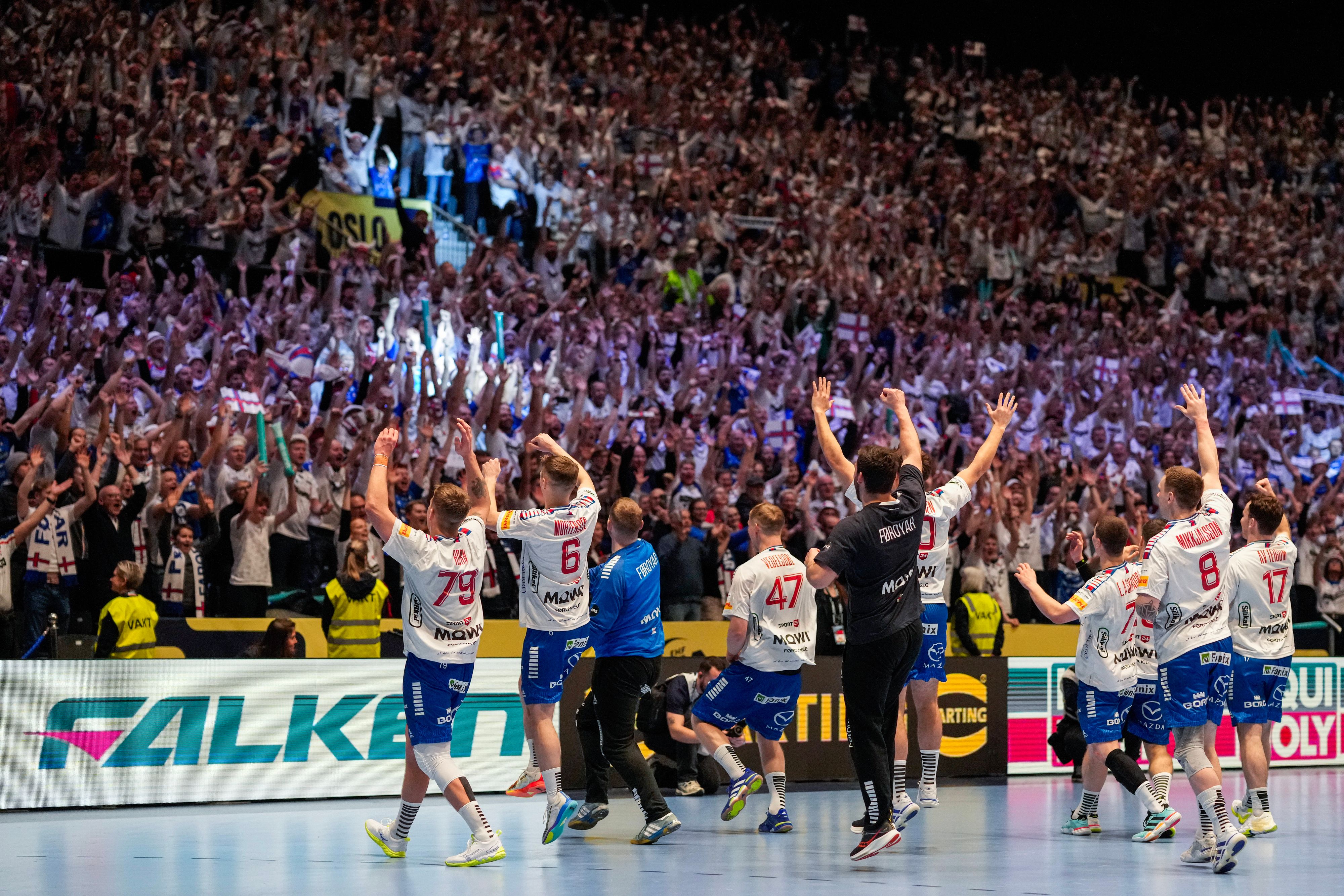 6.500 Fans feiern ihre Färöer-Helden nach der EM-Gala.