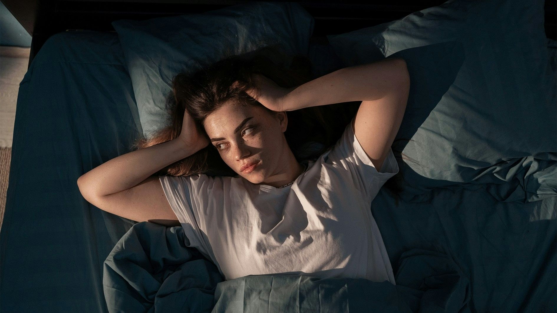 Alkohol , Alltagsstress & Co – Diese 7 Schlaf - Killer können dein Leben verkürzen