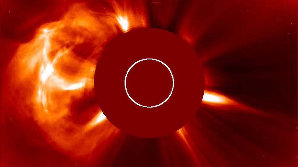 Der Moment der Eruption, aufgezeichnet vom LASCO2-Instrument des SOHO-Sonnenobservatoriums.