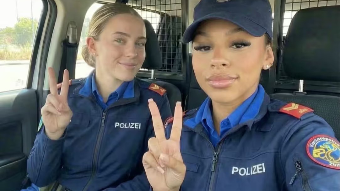 Die Schweizer KI-Polizistin "Yasmiin" mit einer "Kollegin" im Polizeiauto – nichts auf diesem Bild ist echt.