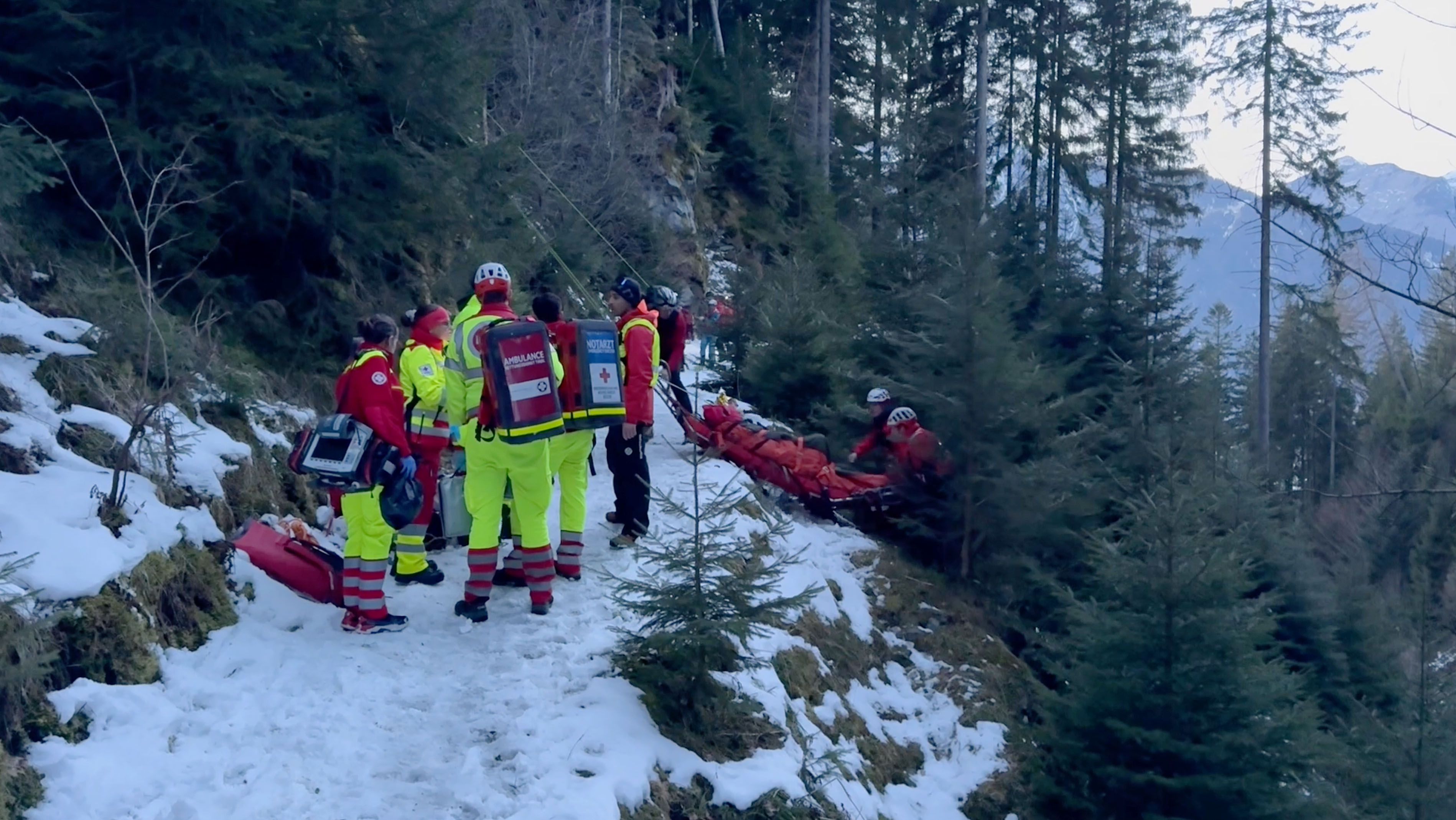 Am Sonntag ist ein 84-Jähriger beim Wandern in Schwaz abgestürzt. Er wurde schwer verletzt geborgen.
