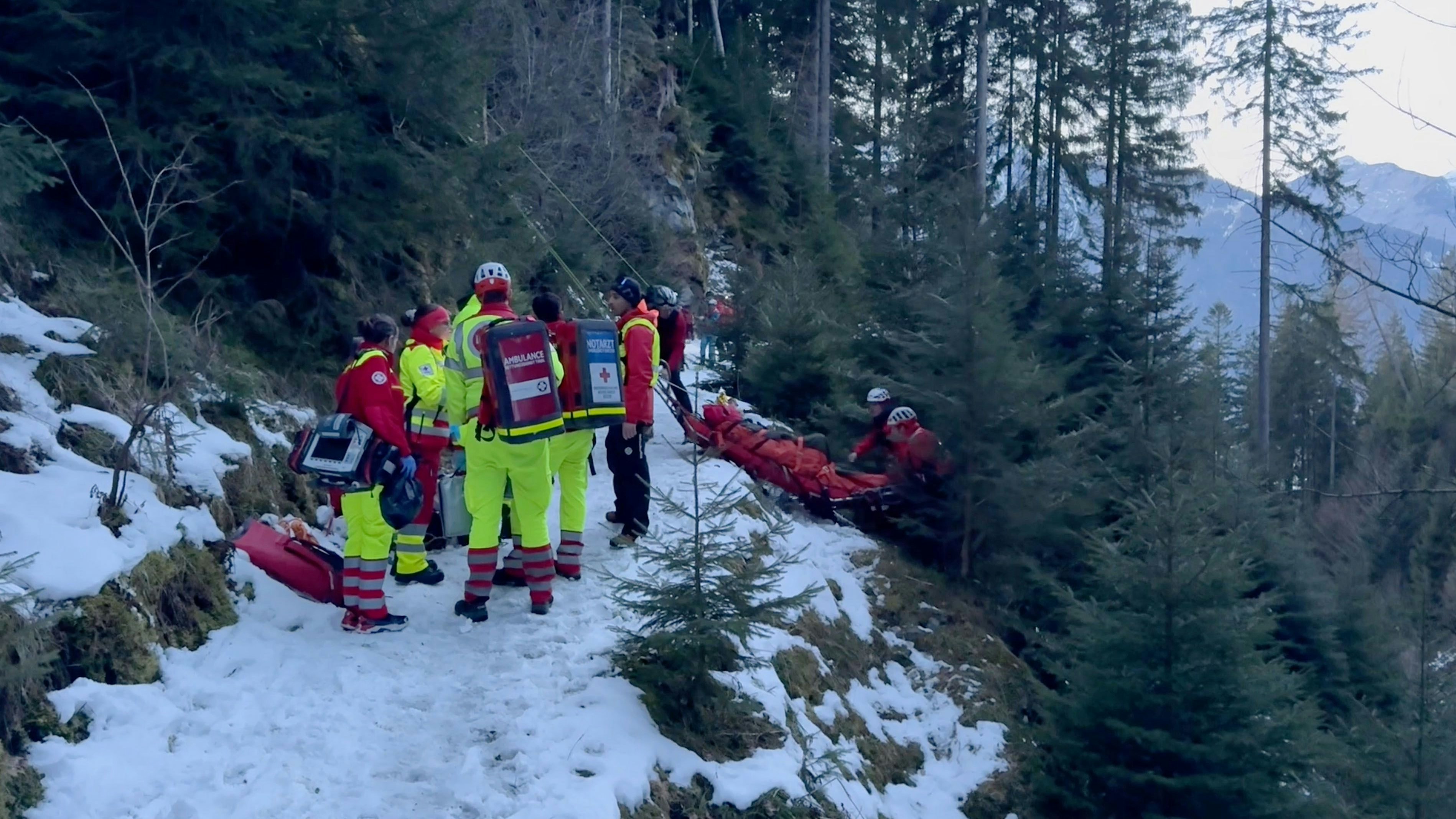 Drama in Schwaz – Auf Eis ausgerutscht ! Wanderer stürzt 20 Meter ab