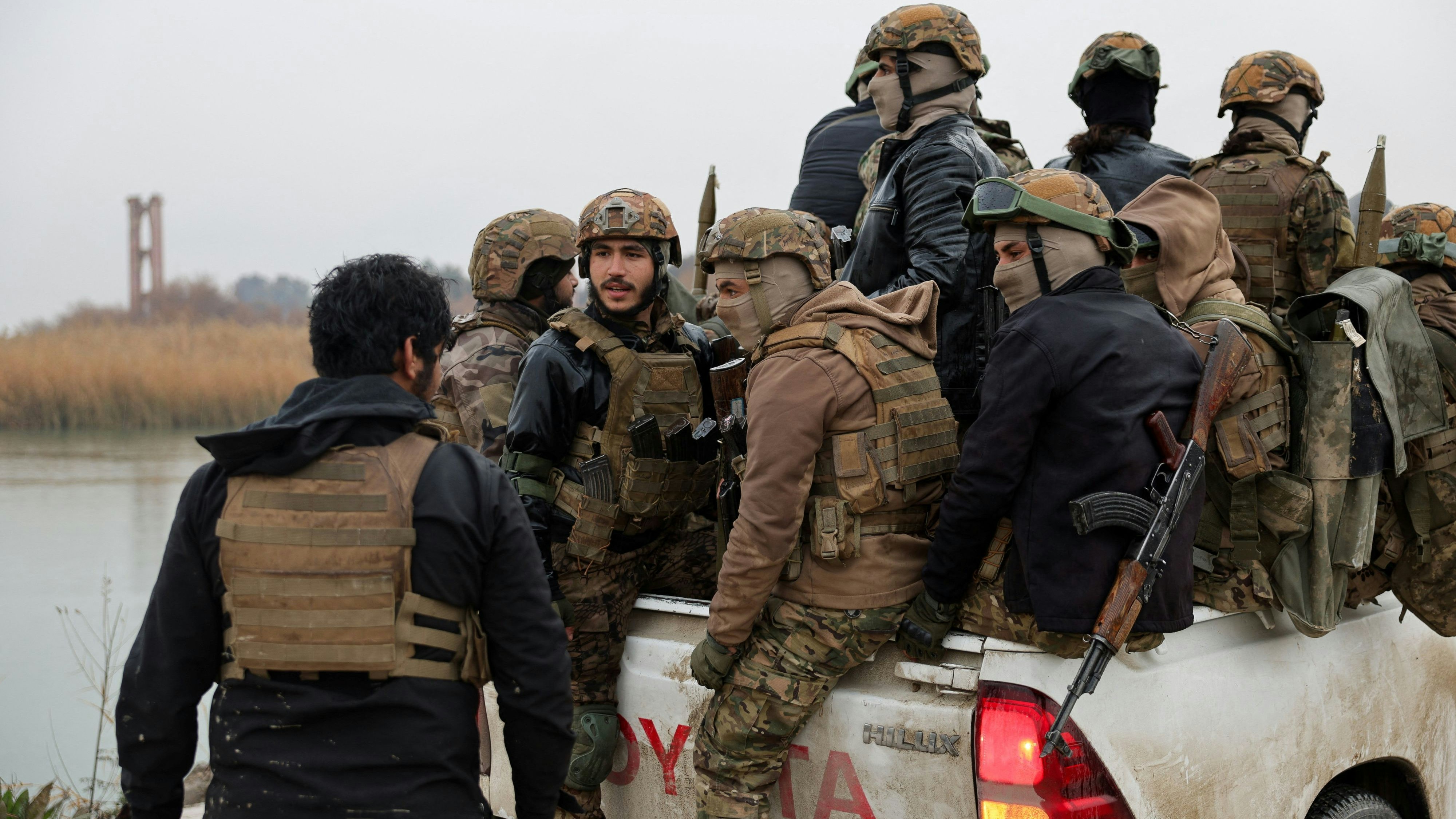 Truppen der Syrischen Armee und mit ihr verbündeter Milizen auf dem Vormarsch im kurdischen Autonomiegebiet in Nordostsyrien.