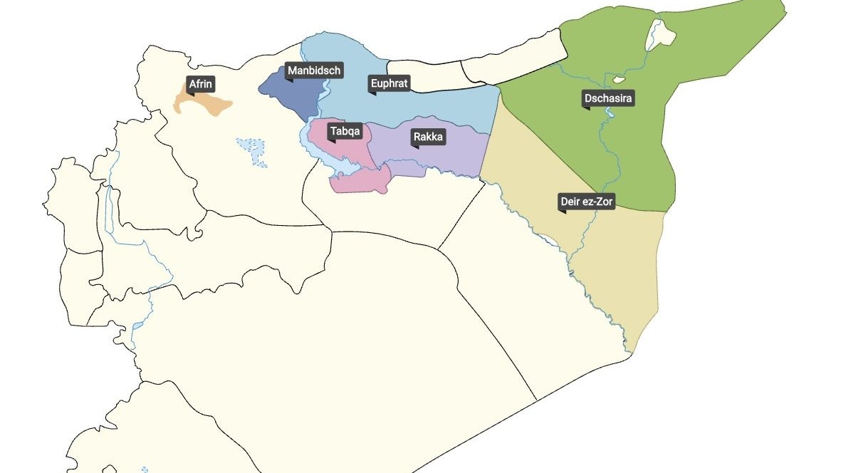 Die etwa 50.000 Quadratkilometer umfassenden sieben Kantone der kurdisch dominierten Demokratischen Selbstverwaltung Nord- und Ostsyrien vor dem 14-Punkte-Abkommen im Jänner 2026. In den Regionen Tabqa, Rakka und Deir ez-Zor überwiegt stellt die arabische Bevölkerung die Mehrheit, die kurdischen Siedlungsgebiete befinden sich im Norden und Nordosten.