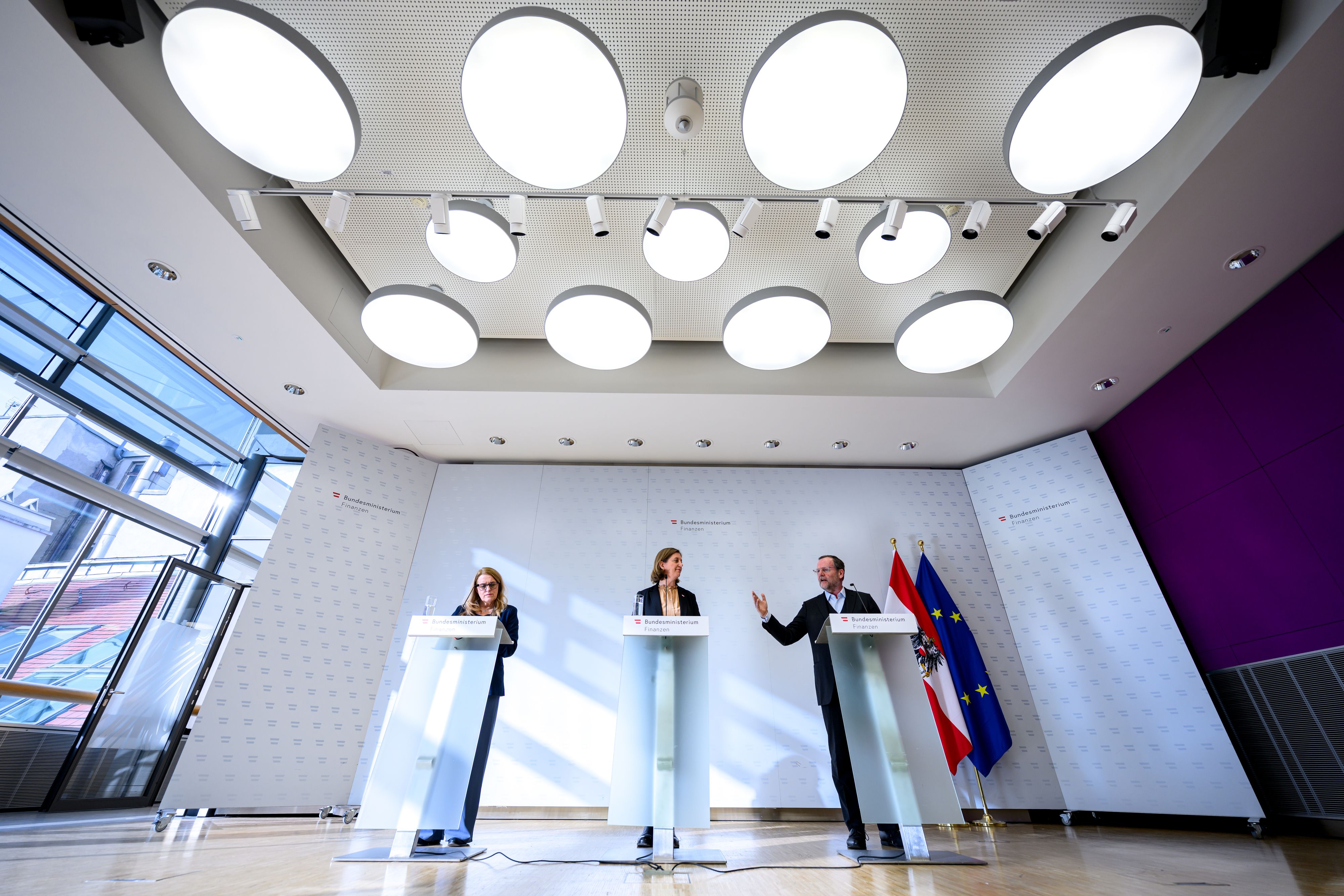 Saure Miene, dabei stehen Zitronen gar nicht auf der Liste: Staatssekretärin Ulrike Königsberger-Ludwig (SPÖ), Staatssekretärin Barbara Eibinger-Miedl (ÖVP) und Staatssekretär Josef Schellhorn (NEOS)