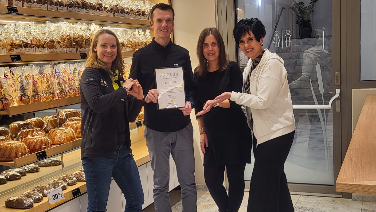 Marcel Glanzer mit den Organisatorinnen der Typisierungsaktion in Moosburg 2017 Marlies Uhr und Tochter Selina Uhr.