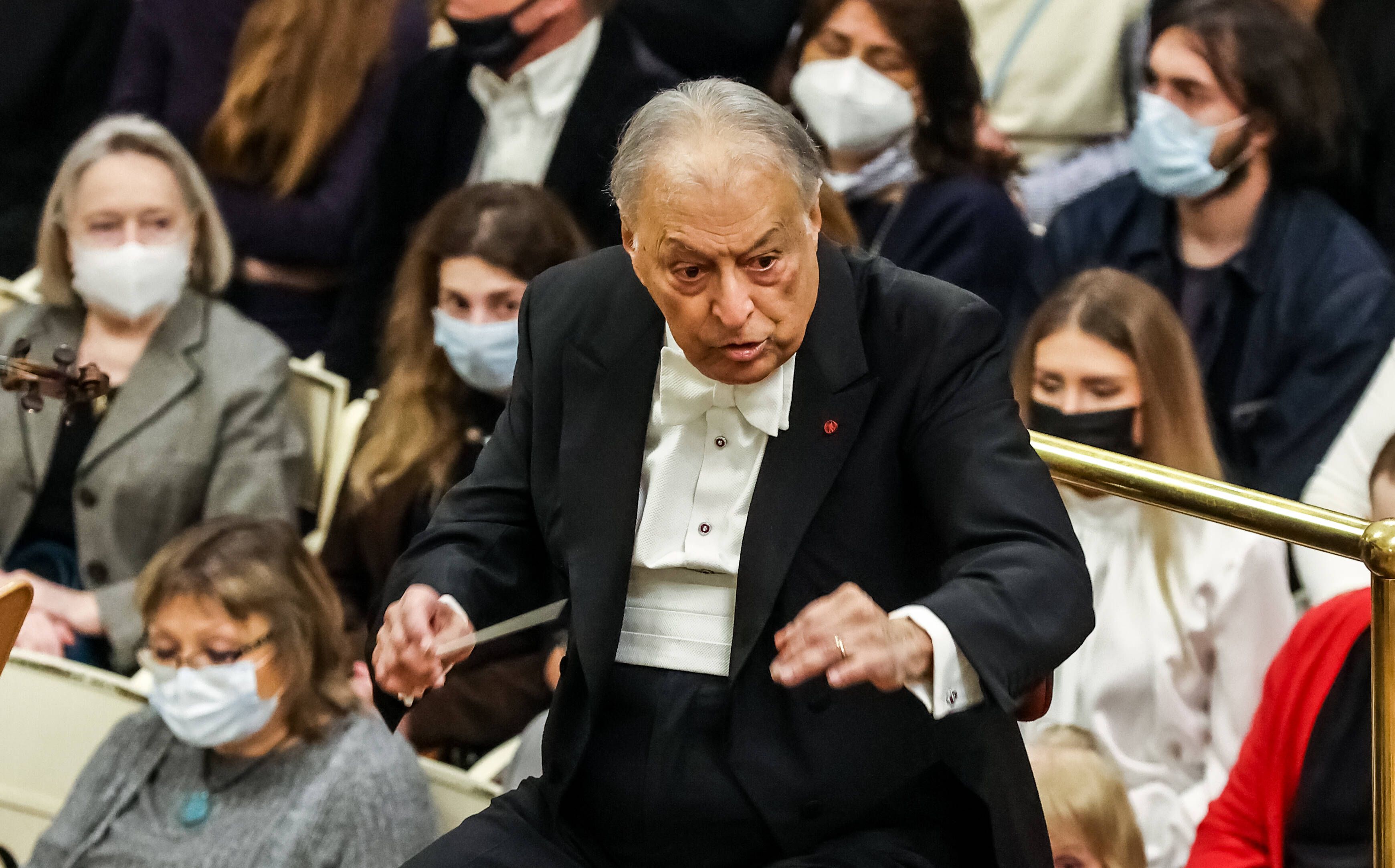 Der Dirigent ist mit der Art und Weise, wie Herr Netanjahu die palästinensische Frage behandelt, nicht einverstanden und sagt alle Konzerte ab.