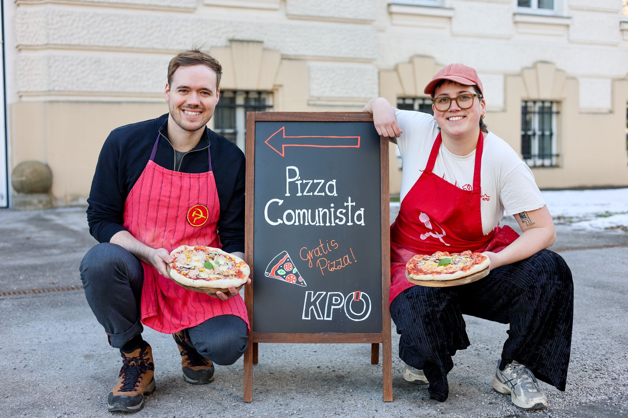 Die Kommunistische Partei verteilt warme Pizzen.