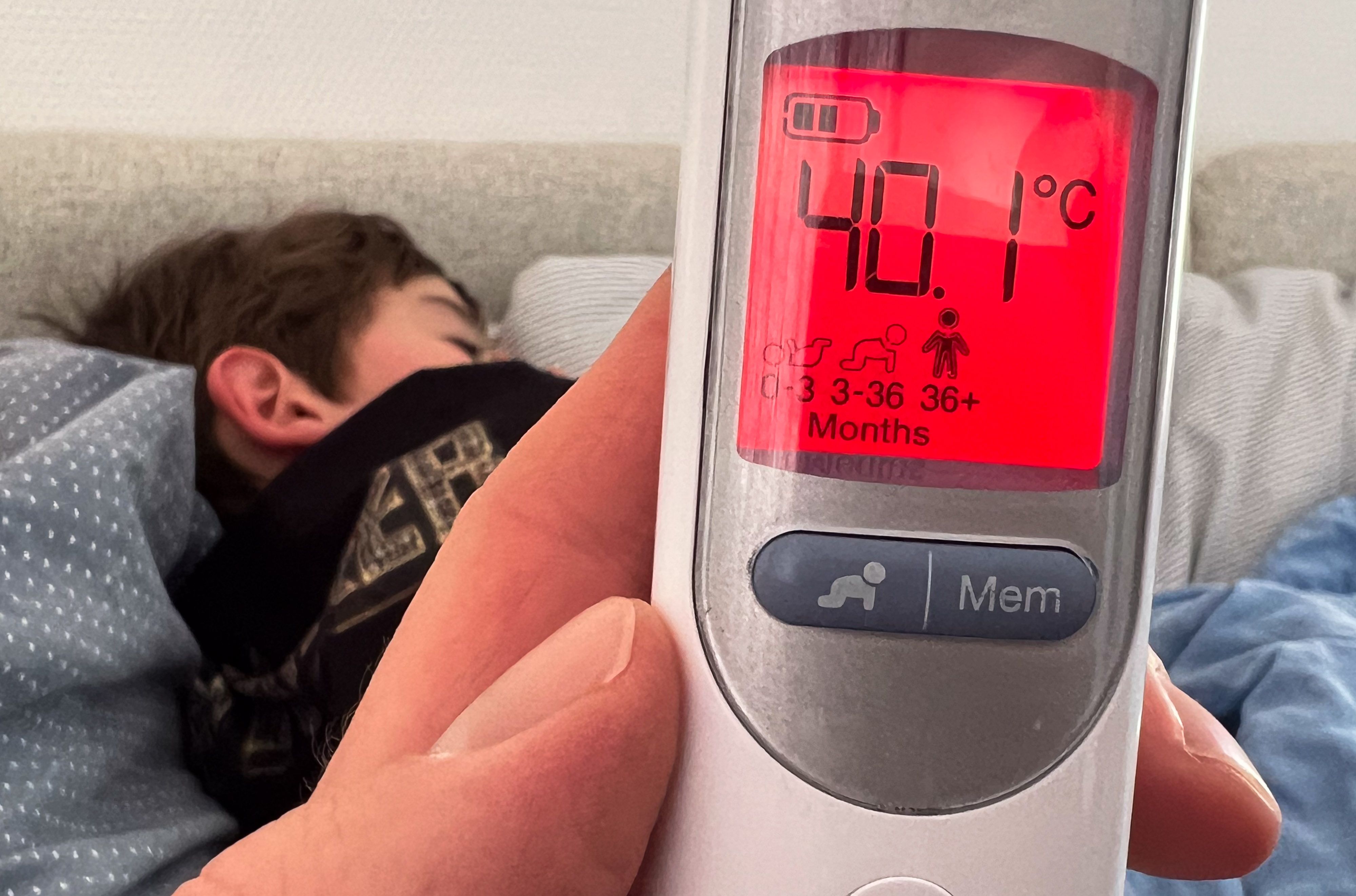 Plötzliches hohes Fieber ist ein typisches Symptom einer Influenza-Infektion.