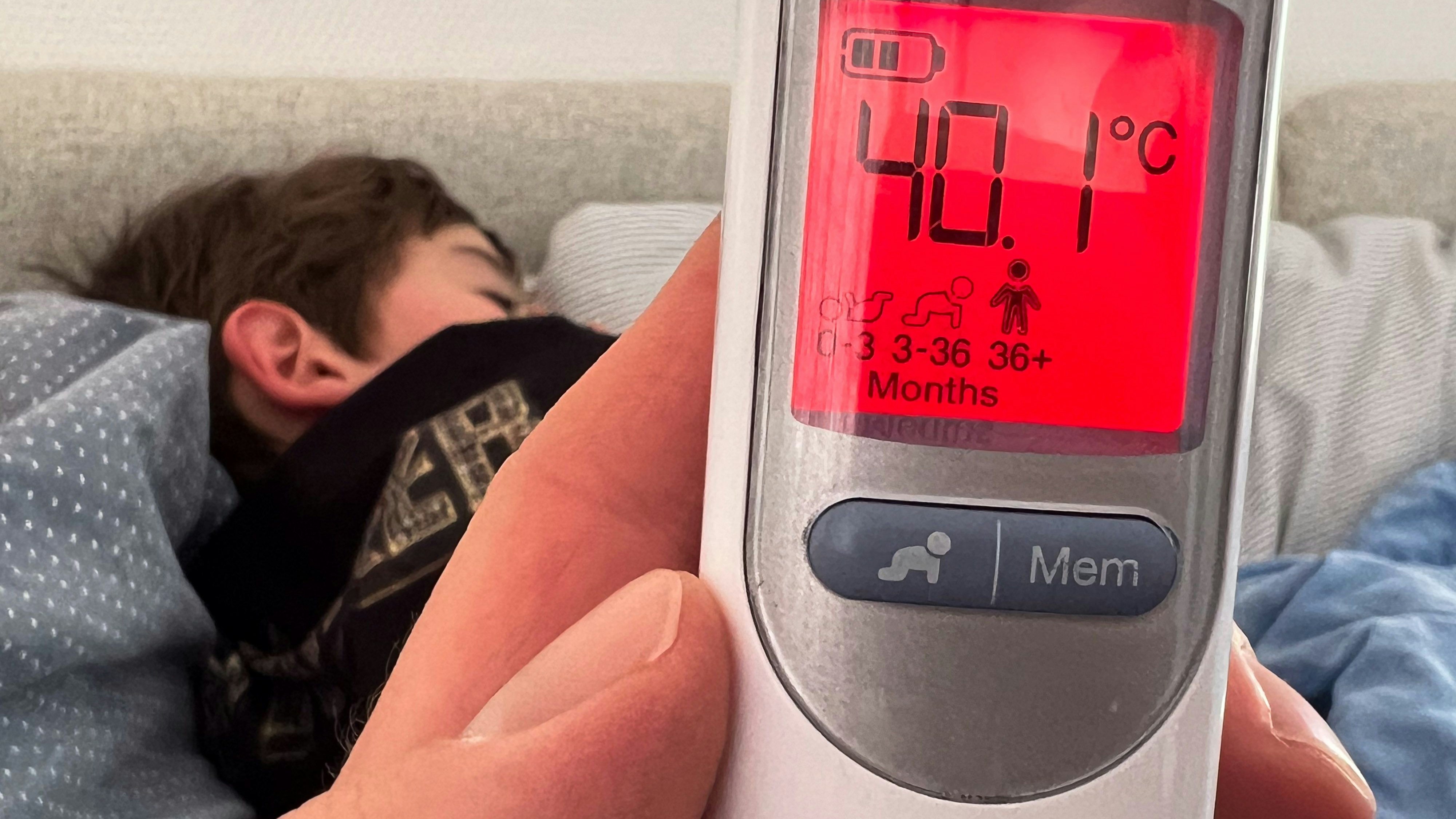 11 January 2026, Lower Saxony, Hanover: A clinical thermometer shows a body temperature of 40.1 degrees after measuring a six-year-old child infected with influenza. According to the Robert Koch Institute (RKI), influenza activity continues to rise across Germany. Photo: Julian Stratenschulte/dpa