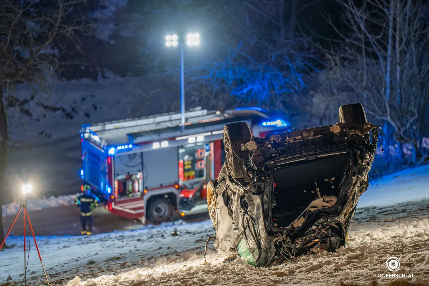Der Pkw durchbrach die Leitplanke und stürzte über eine Steinmauer die Böschung hinab.