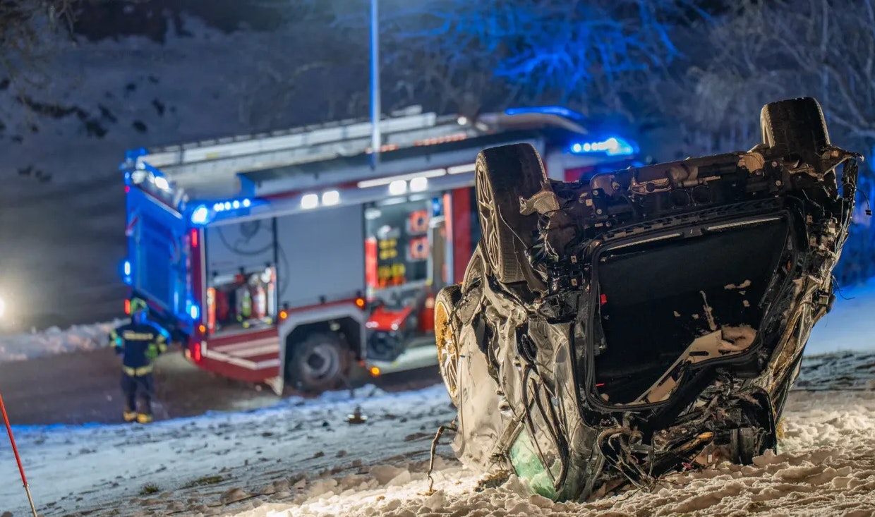 Heute.at - Auto kracht über Mauer, rutscht 50 Meter auf Böschung