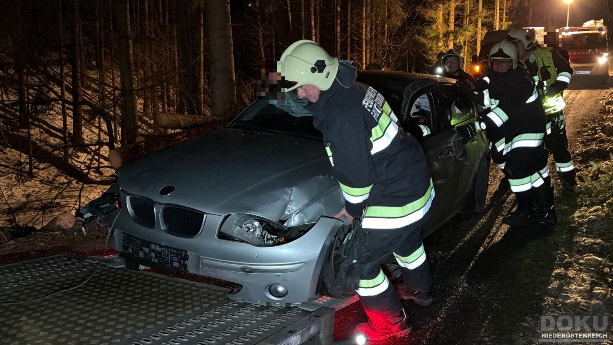 Ein Auto krachte am Abend des 18. Jänners 2026 gegen einen Holzstoß und überschlug sich.