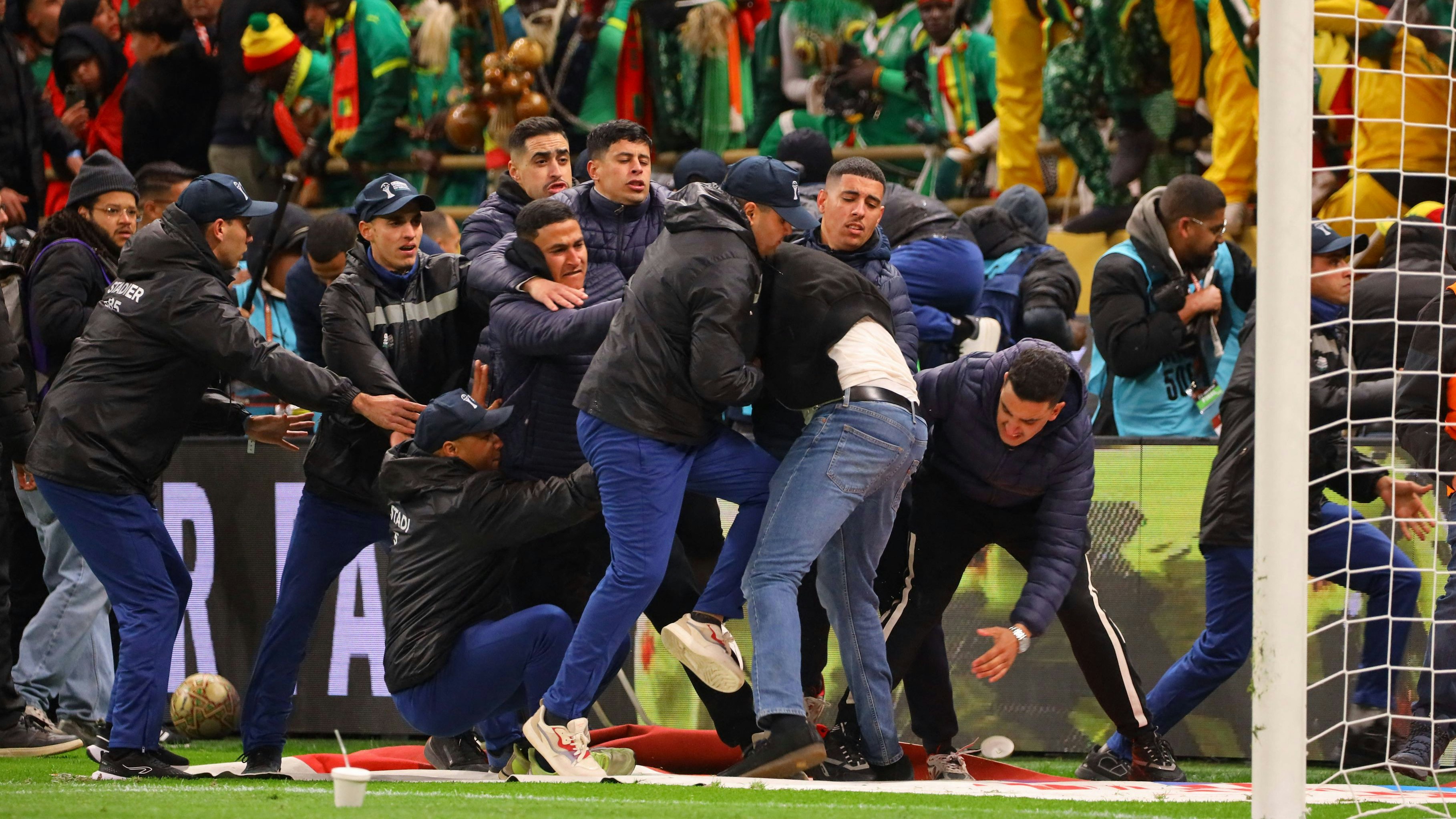 Heute.at - Skandal-Finale: Journalisten in Gefahr, Ballbuben-Eklat