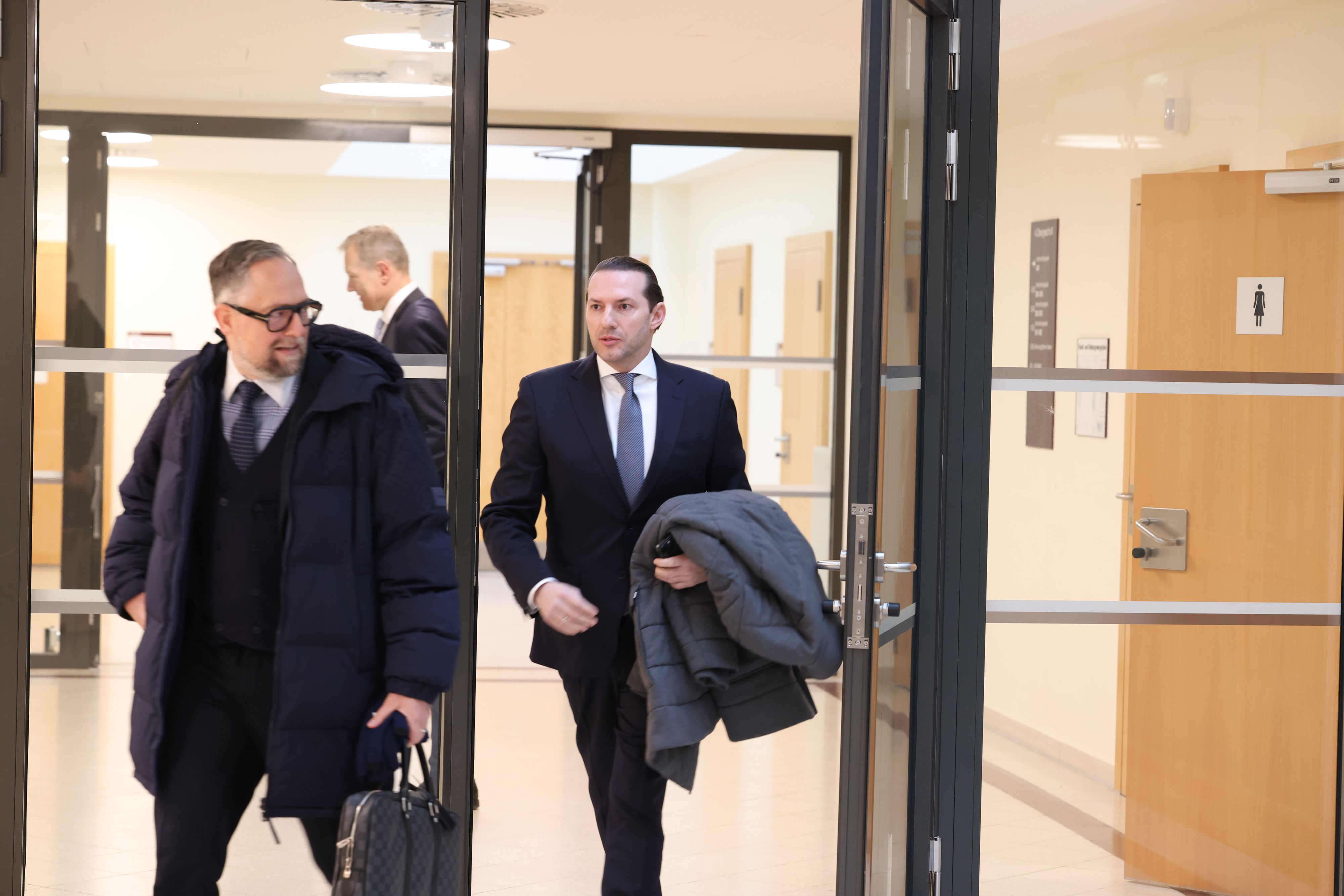 Stefan Gruze (r.) mit Anwalt Norbert Wess am Wiener Landl.