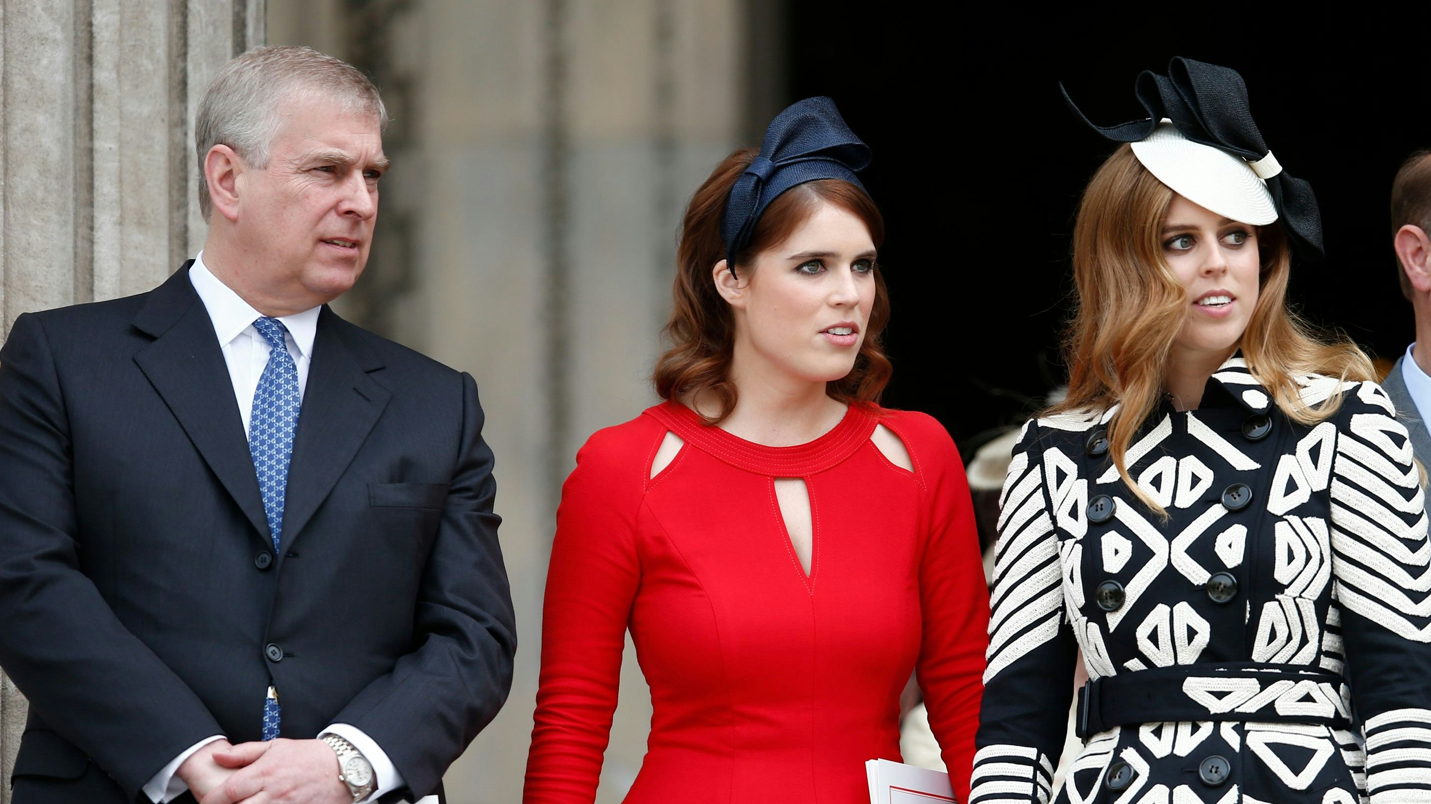 Prinz Andrew (l.) und seine beiden Töchter Eugenie und Beatrice (r.)