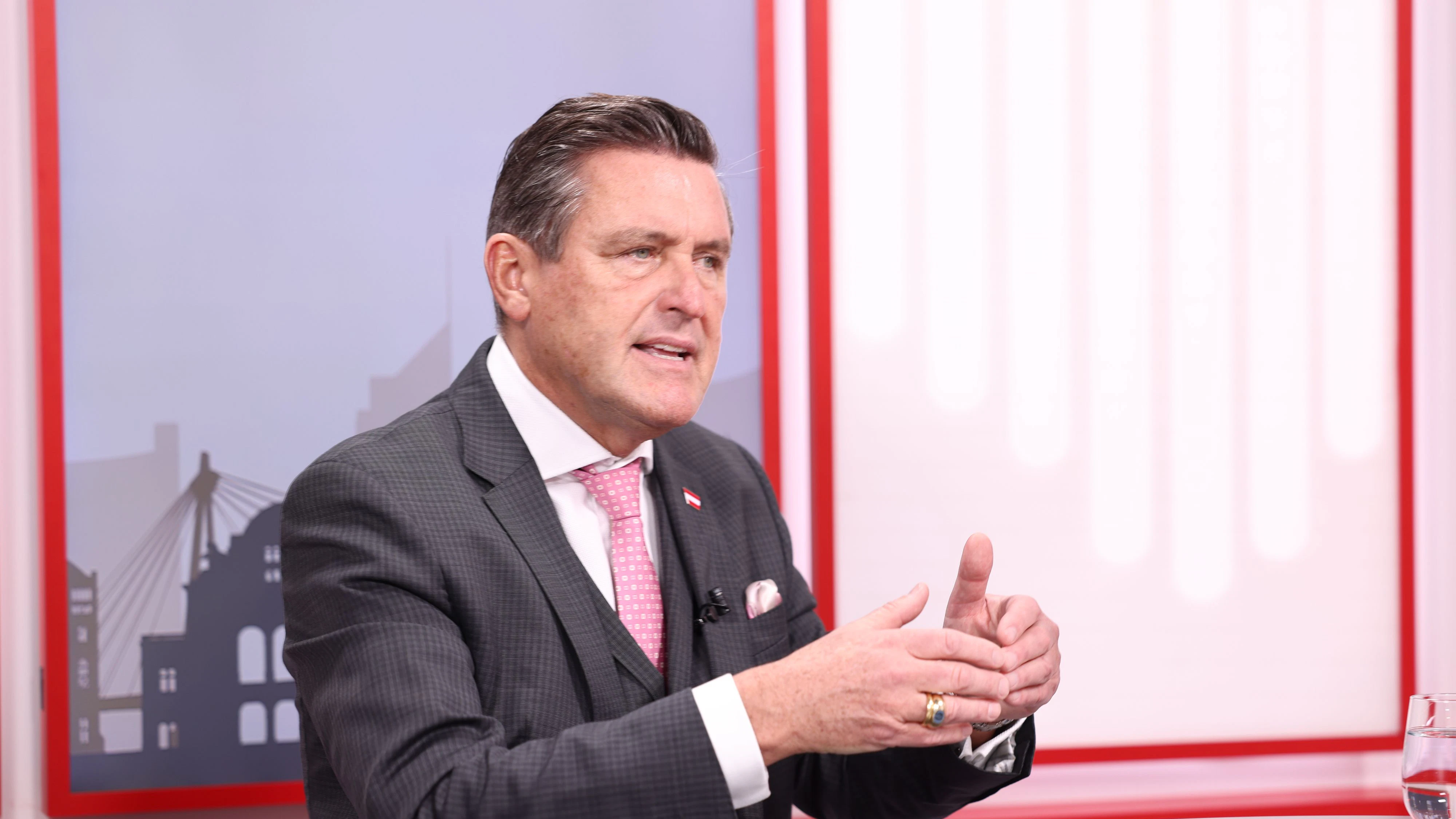 Verkehrsminister Peter Hanke: "Ablenkung ist die häufigste Ursache tödlicher Unfälle."