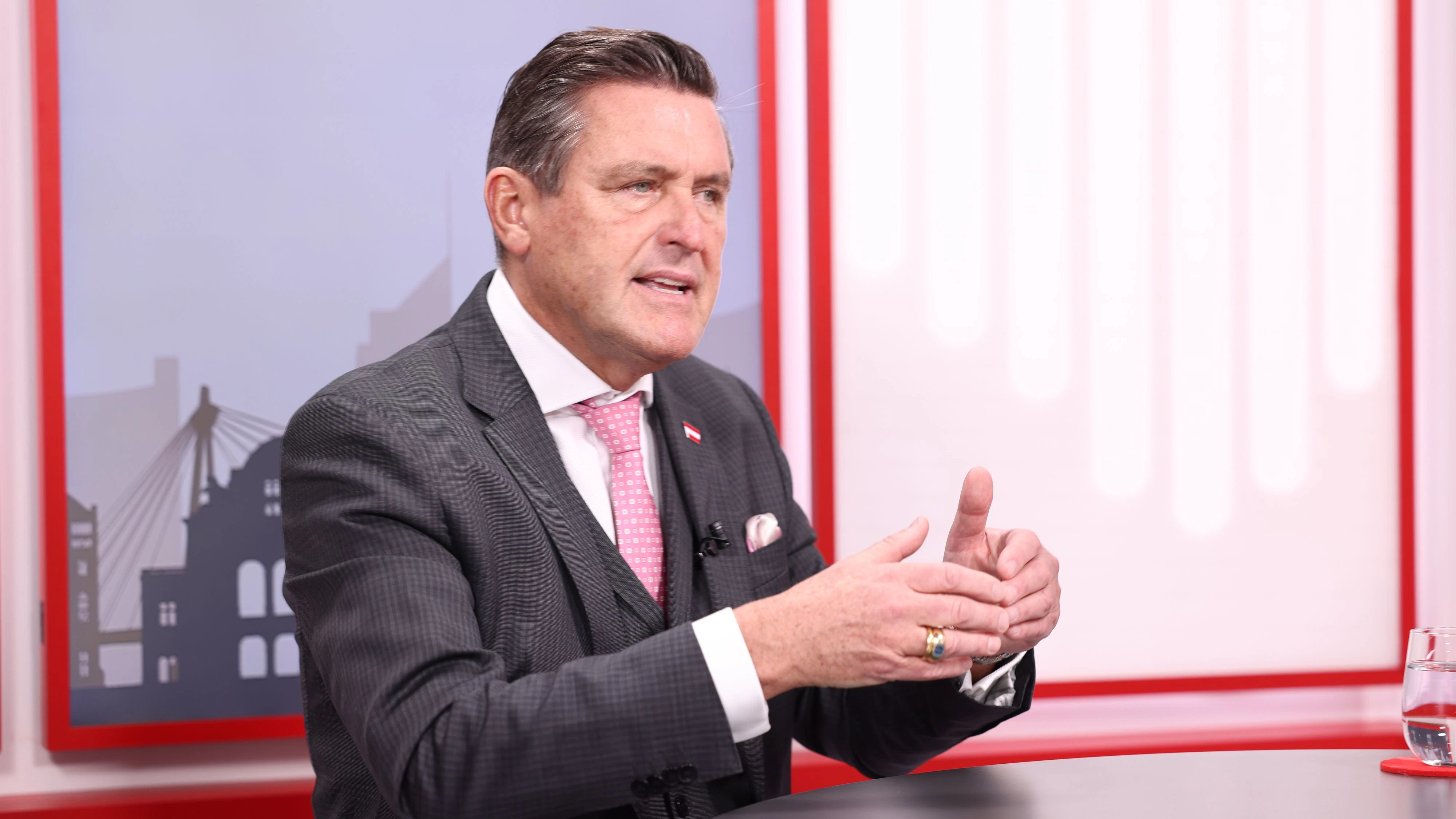 Mobilitätsminister Peter Hanke spricht von einem "Meilenstein für den Verkehr in Österreich"