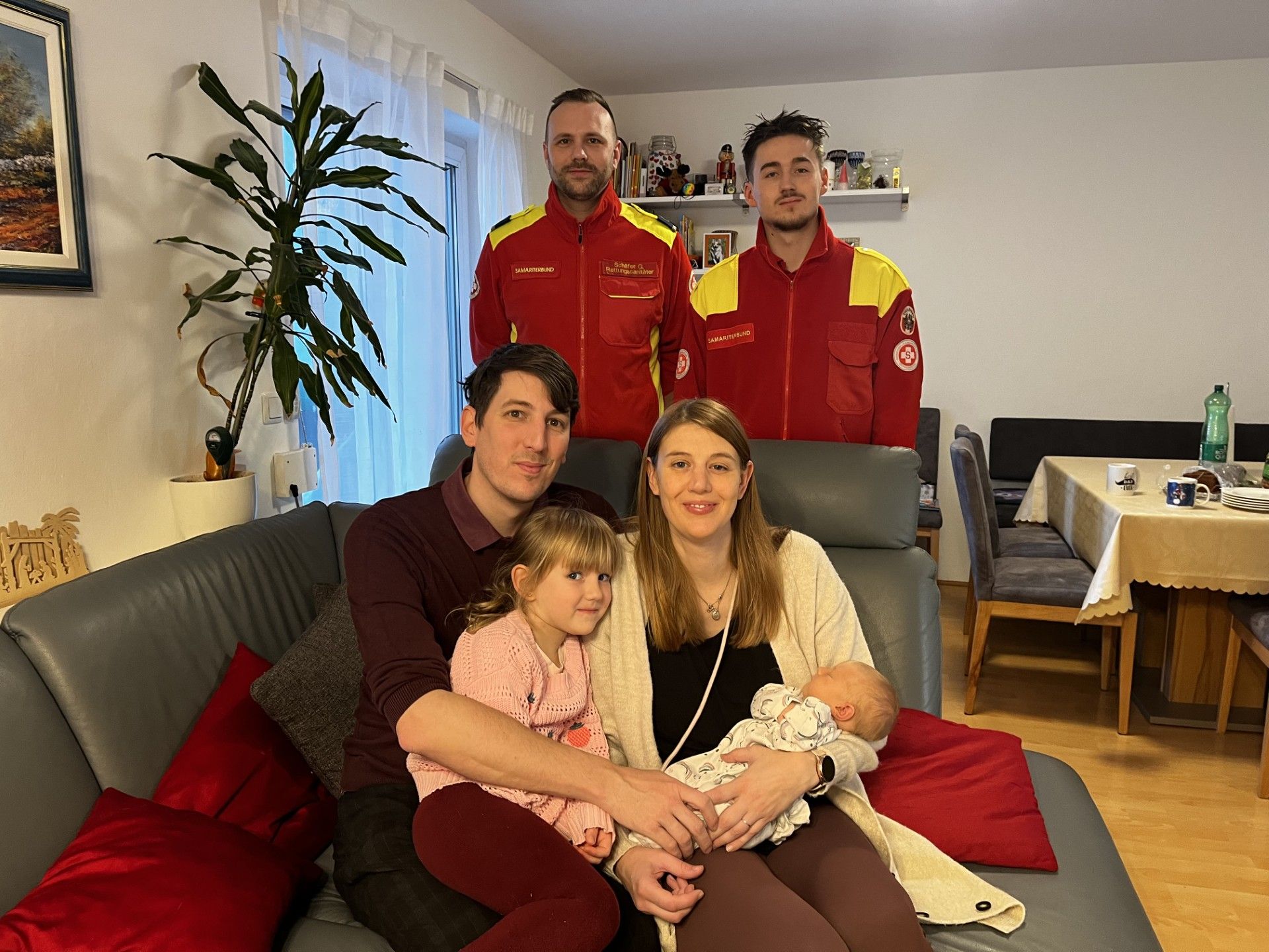 Gerhard Schäfer und David Buchegger (hinten) mit Bernhard, Laura, Beatrix und der kleinen Luisa Charlotte.