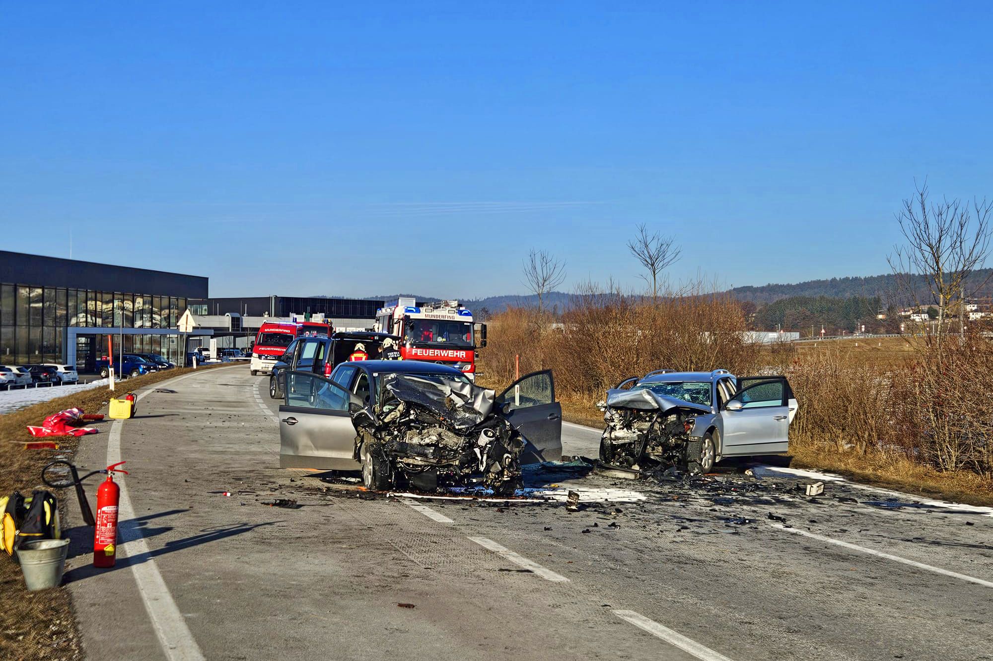 Bei einem schweren Verkehrsunfall in Munderfing kamen am Dienstag zwei Menschen ums Leben.