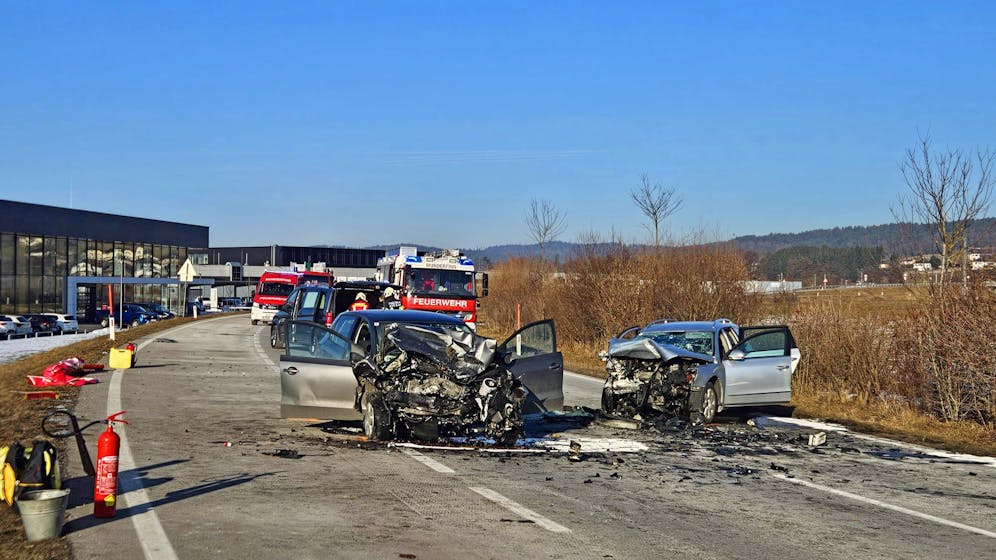 Bei einem schweren Verkehrsunfall in Munderfing kamen am Dienstag zwei Menschen ums Leben.