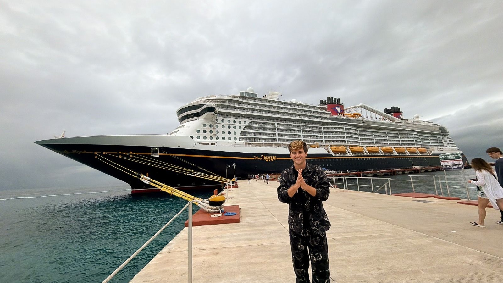 "Fab Fox" vor de Kreuzfahrtschiff „Disney Treasure“