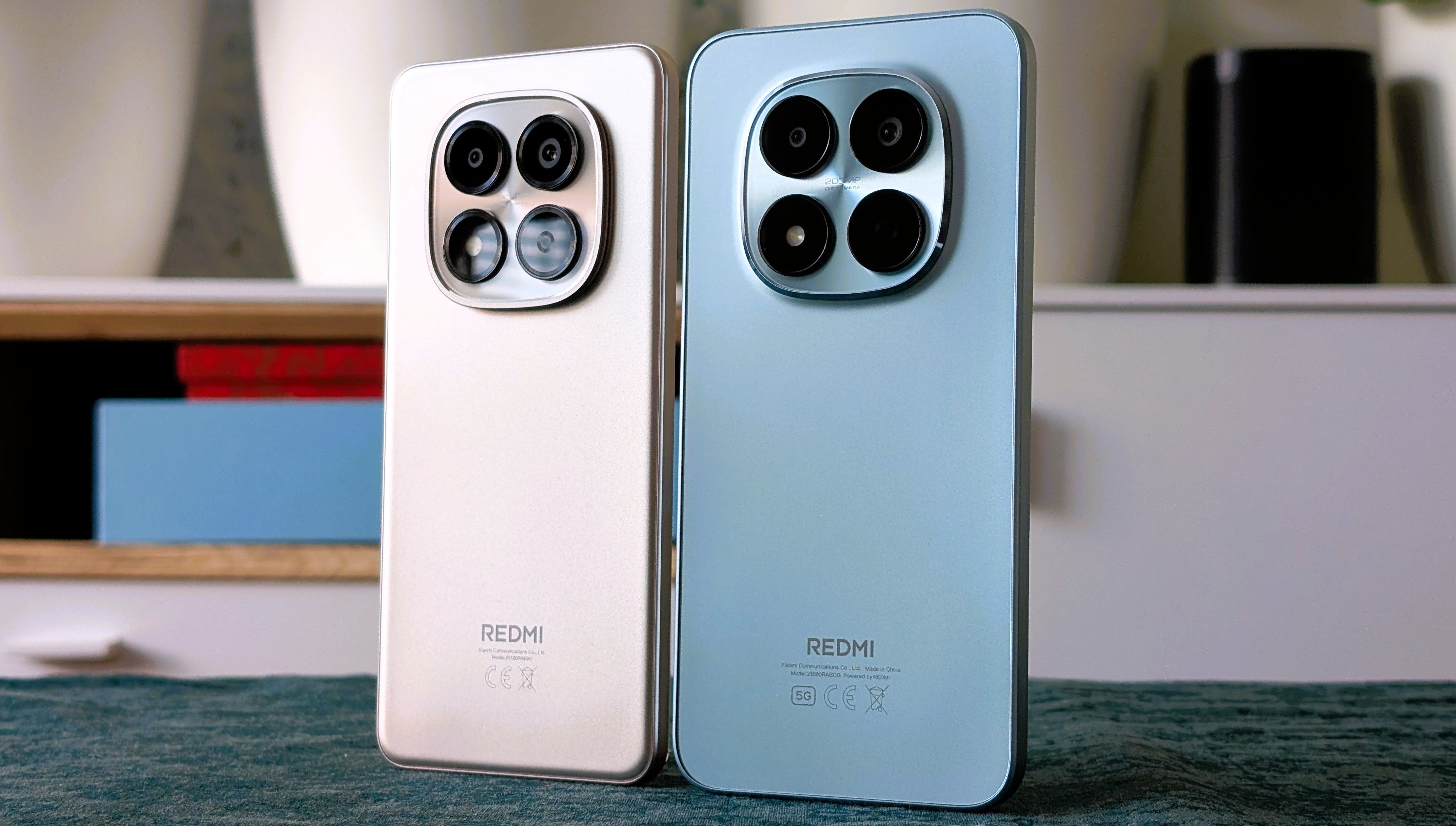 Das Redmi Note 15 Pro (links) bietet ein gutes Preis-Leistungs-Paket, das Redmi Note 15 Pro 5G (rechts) stärkere Performance. Die Kamera ist bei beiden Modellen top.