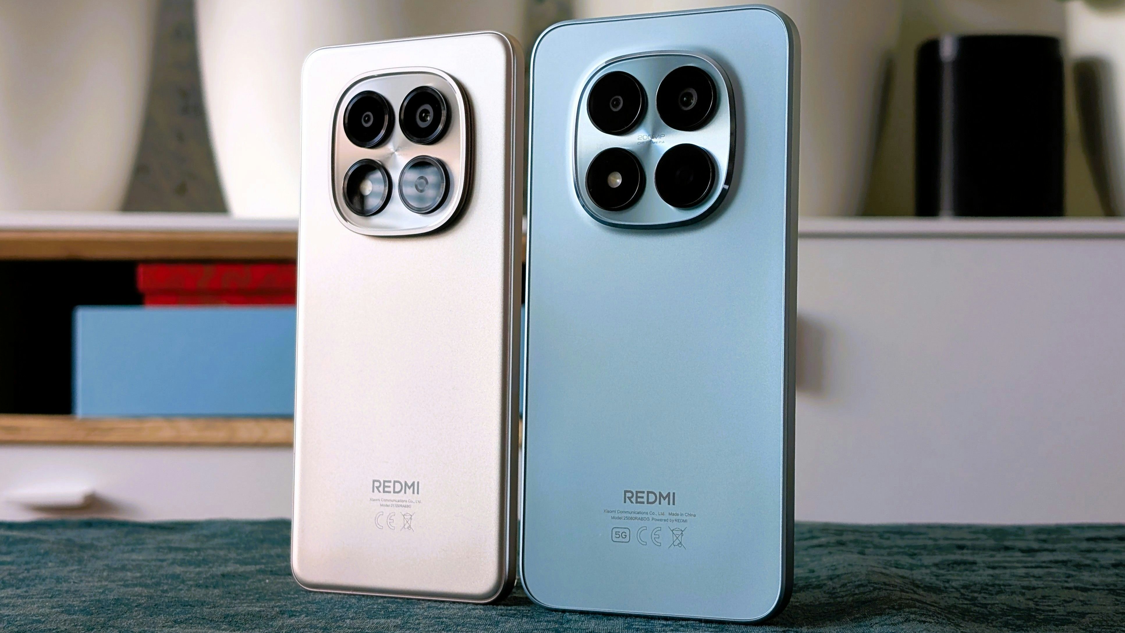 Das Redmi Note 15 Pro (links) bietet ein gutes Preis-Leistungs-Paket, das Redmi Note 15 Pro 5G (rechts) stärkere Performance. Die Kamera ist bei beiden Modellen top.