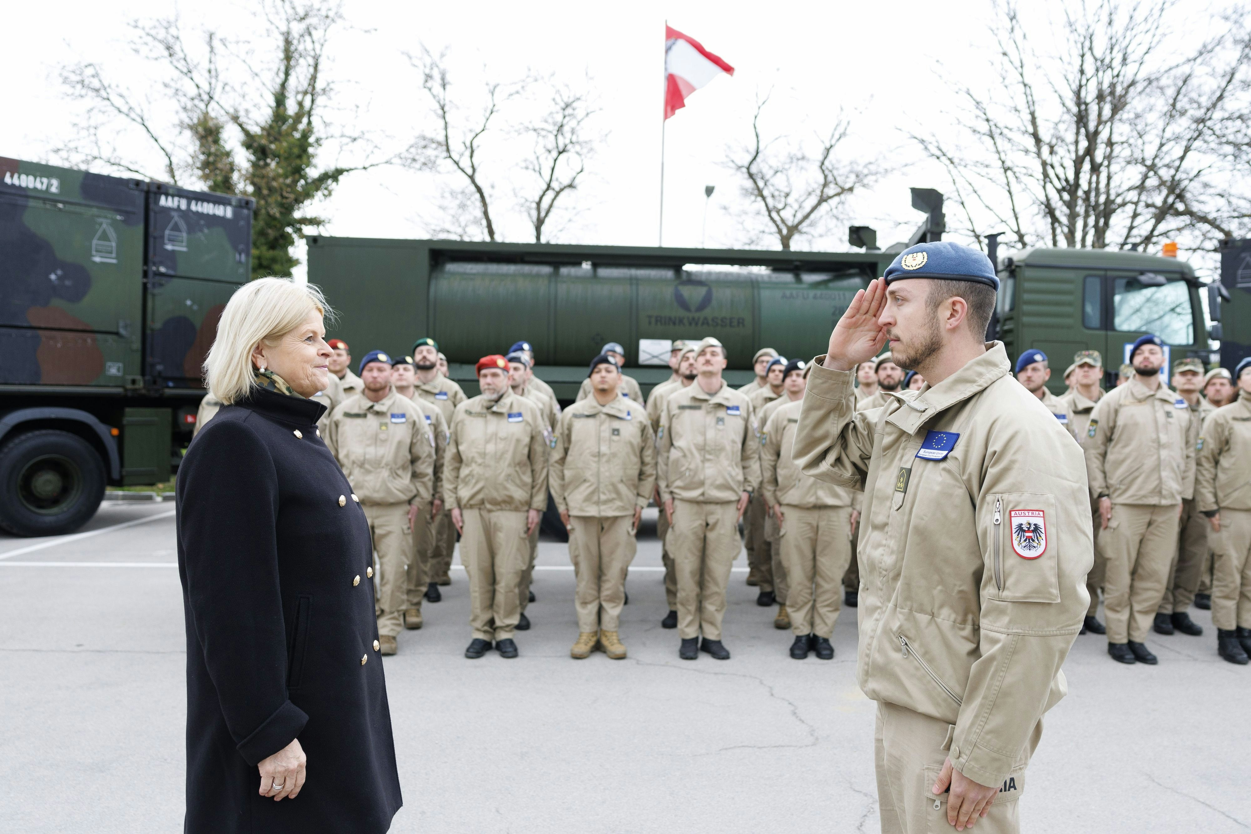 Muss das Heer bis spätestens 2032 zukunftsfit bekommen: Verteidigungsministerin Klaudia Tanner beim Empfang einer Katastrophenhilfeeinheit