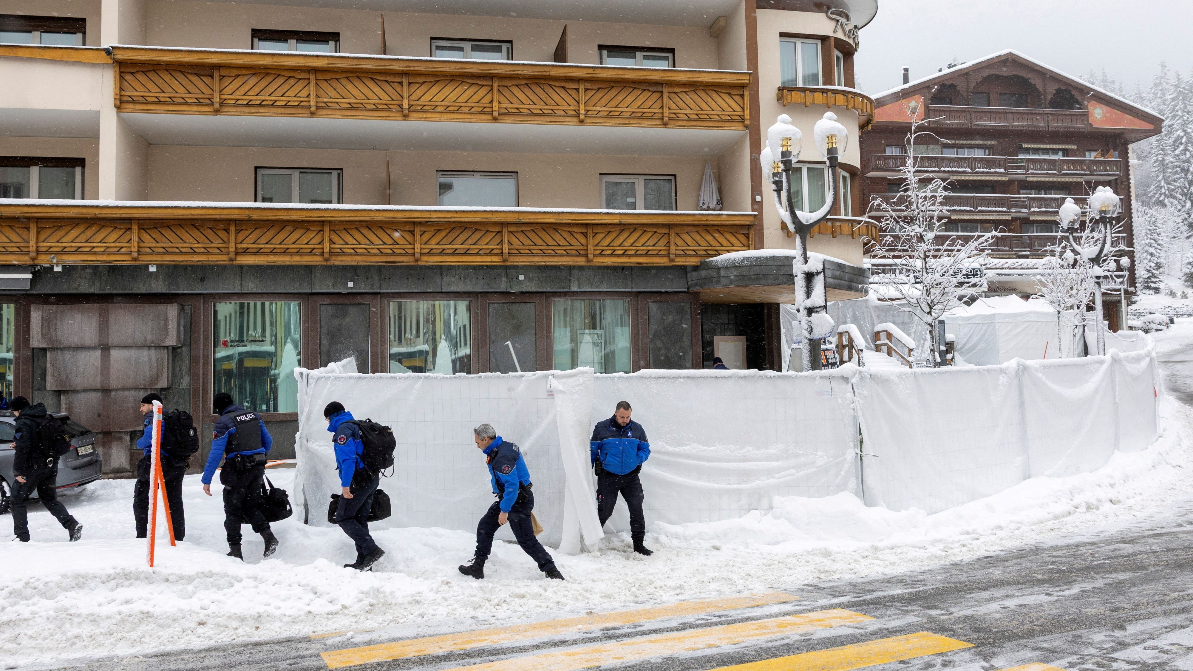 Polizisten beim Verlassen der Bar Le Constellation.