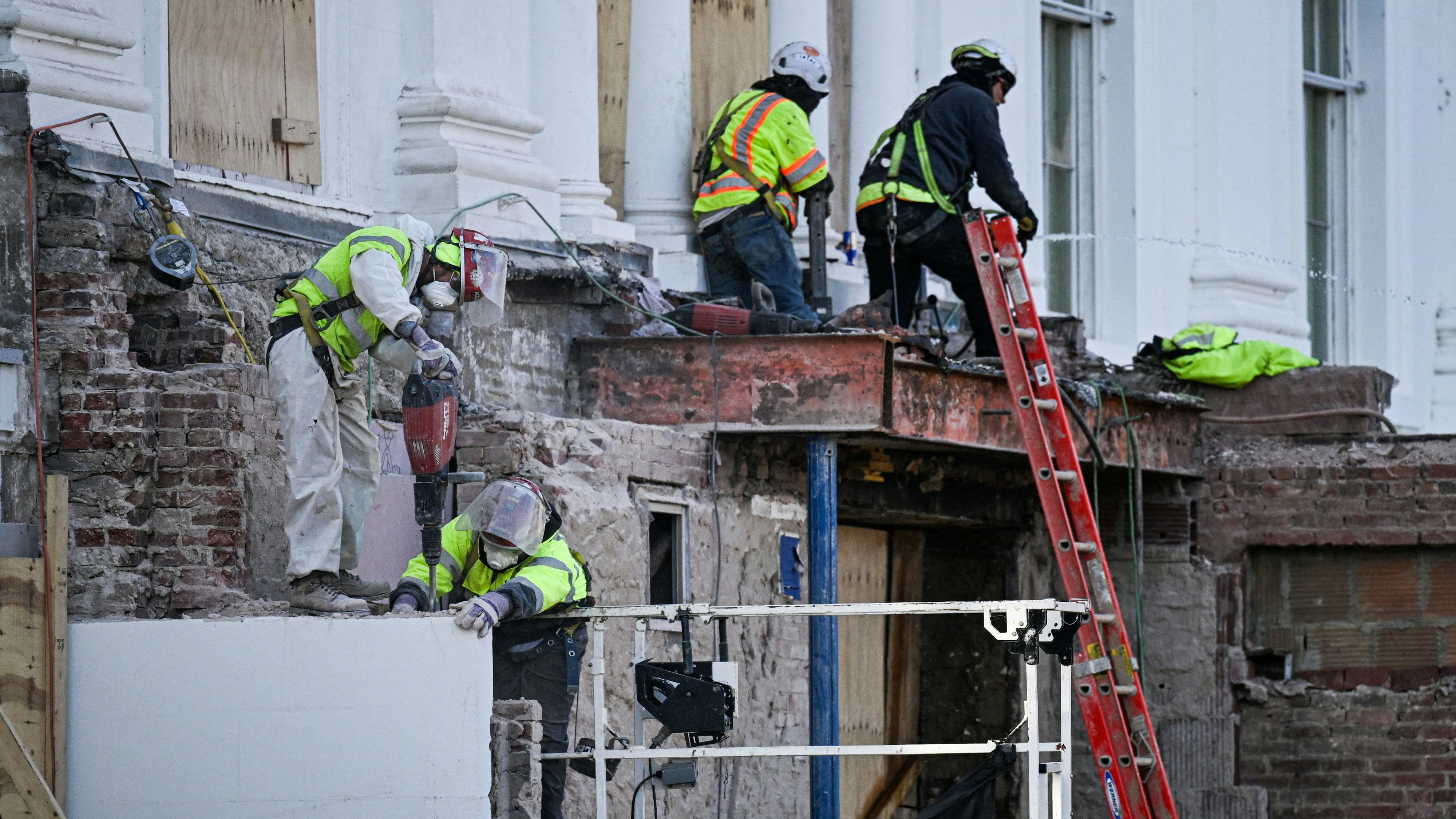 Heute.at - Ostflügel abgerissen – jetzt Bunker verschwunden