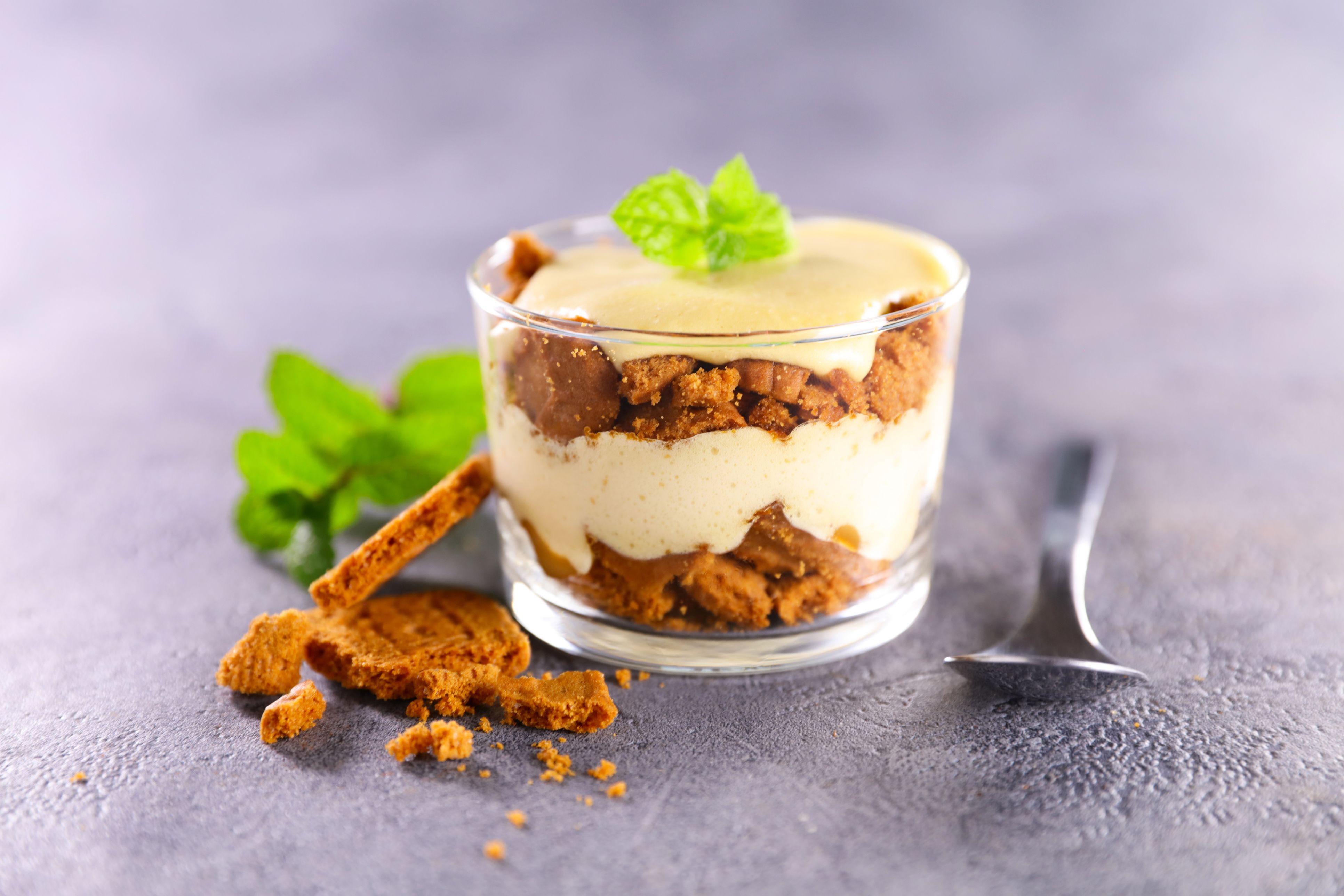 Der Joghurt-Cheesecake ist nicht nur schnell zubereitet – schmecken soll er wie der heißgeliebte Lotus-Cheesecake.