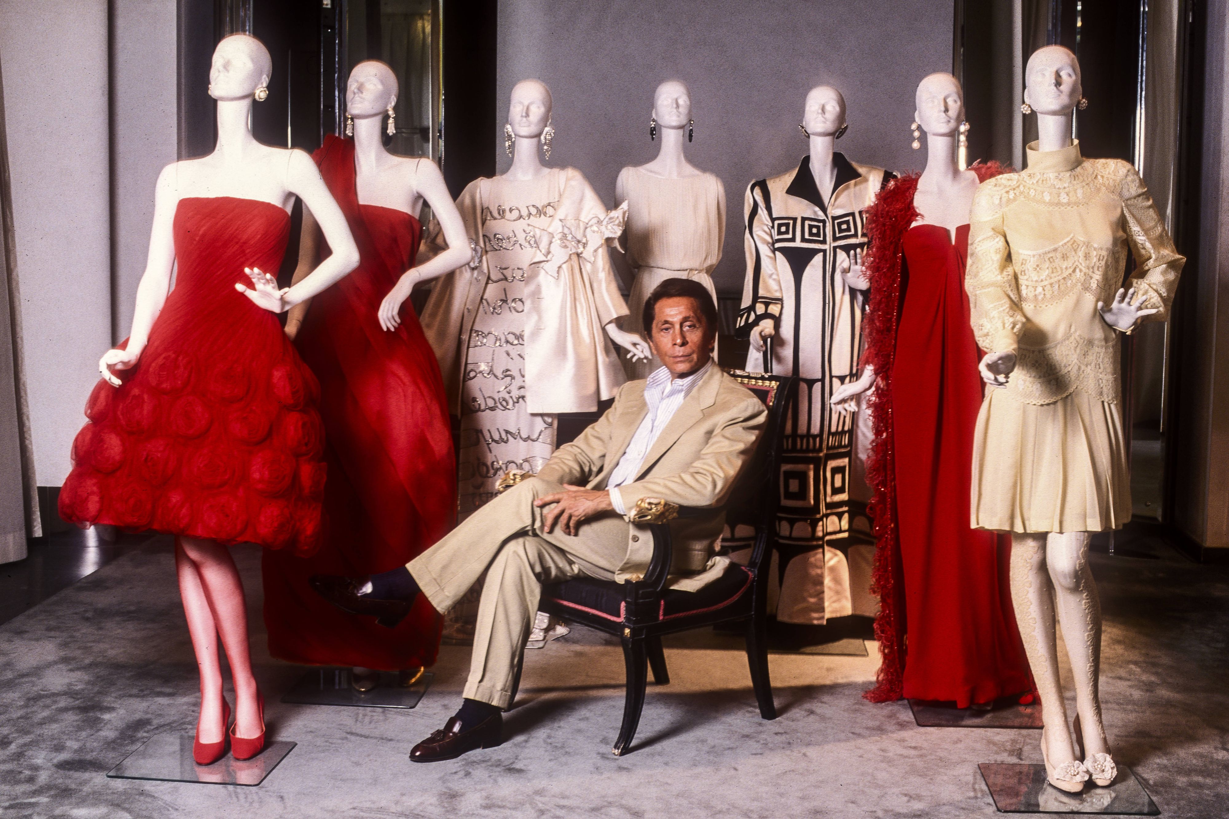 Unvergleichlich italienisch: Valentino Clemente Ludovico Garavani posierte im Jahr 2000 in seinem Atelier in Rom.