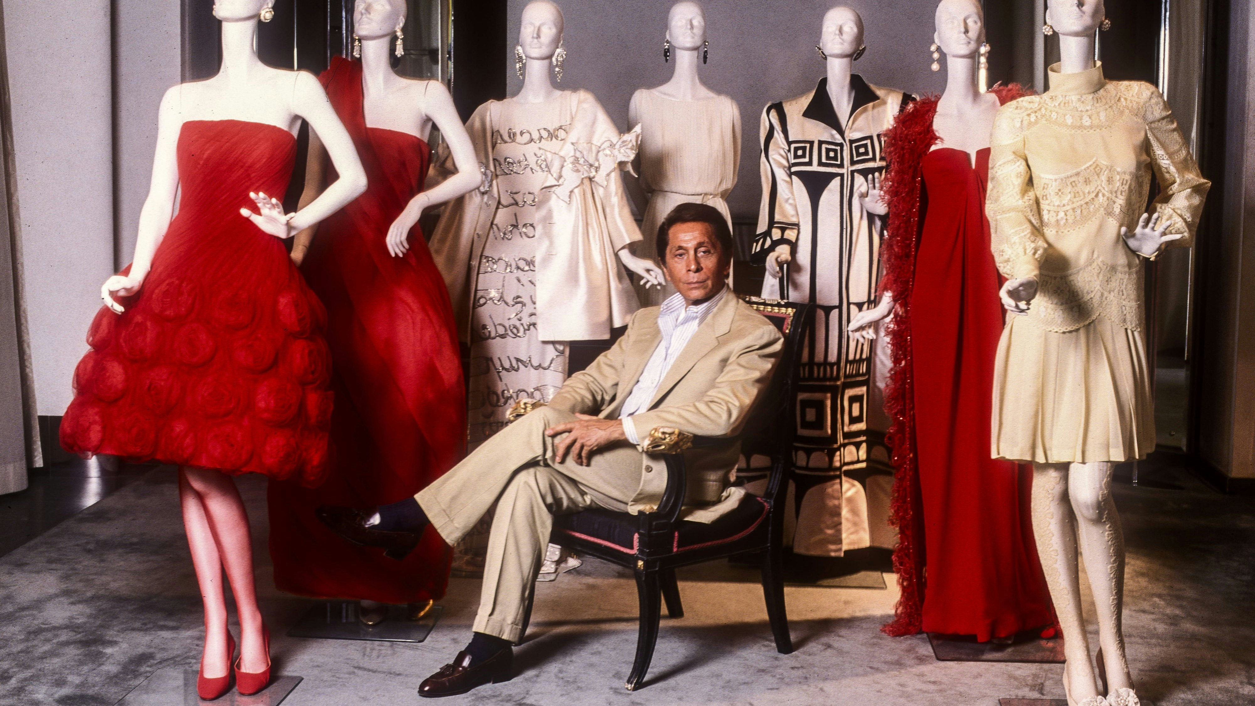 Valentino Clemente Ludovico Garavani stilista 2000 Roma, Valentino Garavani ritratto nell Atelier con 7 dei suoi storici modelli 2000 Rome, Valentino Garavani portrayed in the Atelier with 7 of his historic dress models Valentino, is an Italian fashion designer, the founder of the Valentino brand and company, Credit:Enrica Scalfari / Avalon Italy, Rome PUBLICATIONxNOTxINxUKxFRAxUSA Copyright: xEnricaxScalfarix/xAvalonx 1067414831