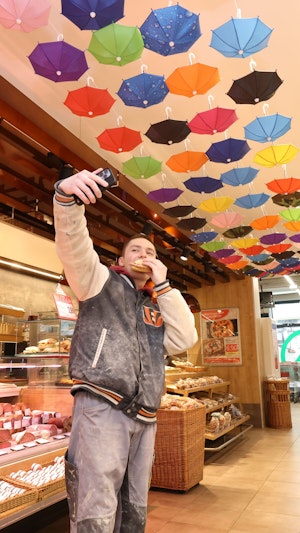 "Umbrella Street in Wien: Bunte Sonnenschirmstraße in Spar-Filiale Kaiserstraße wird zum Selfie-Hotspot und Publikumsmagnet im Studentenviertel."