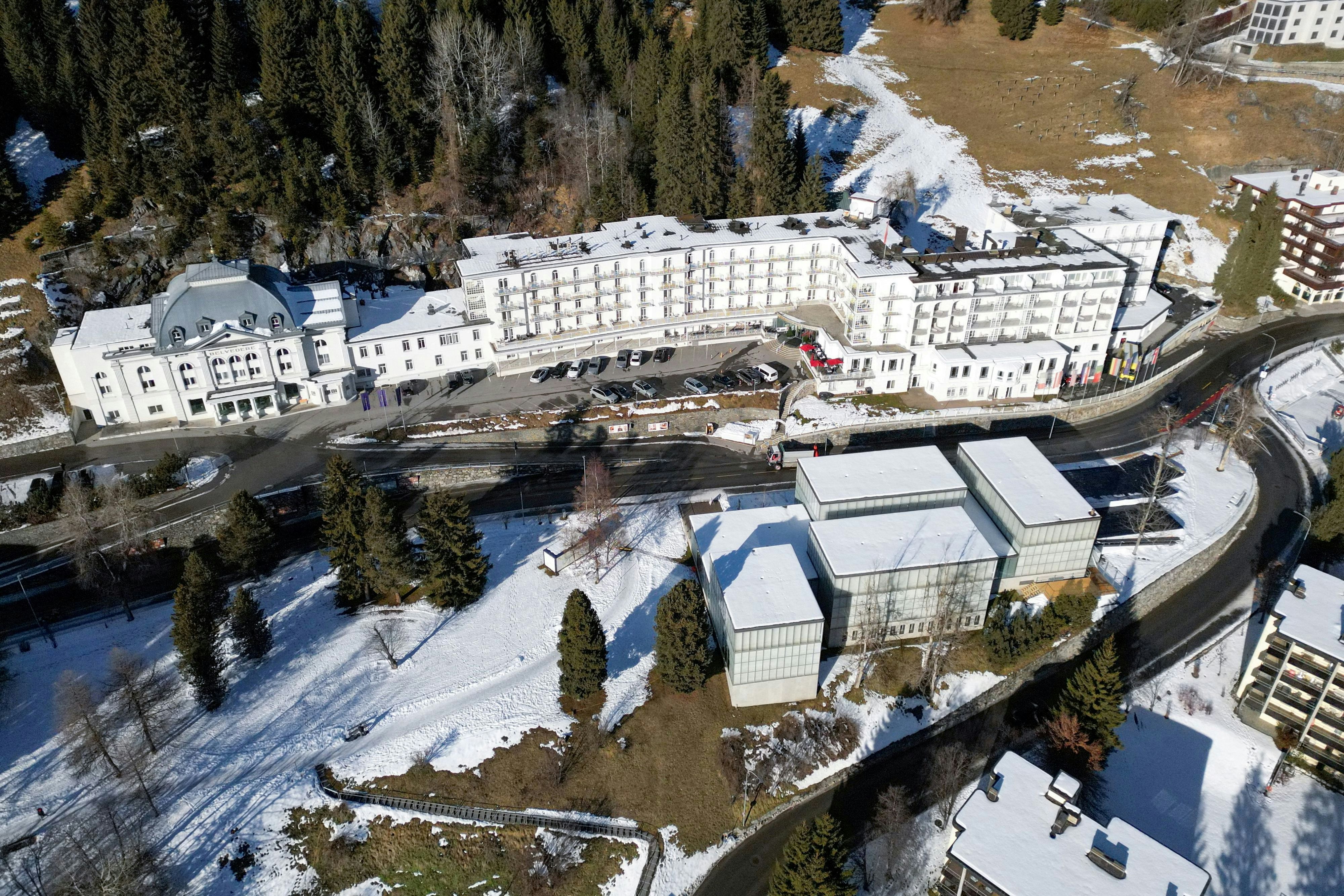 Eine Drohnenaufnahme zeigt das leicht verschneite Davos