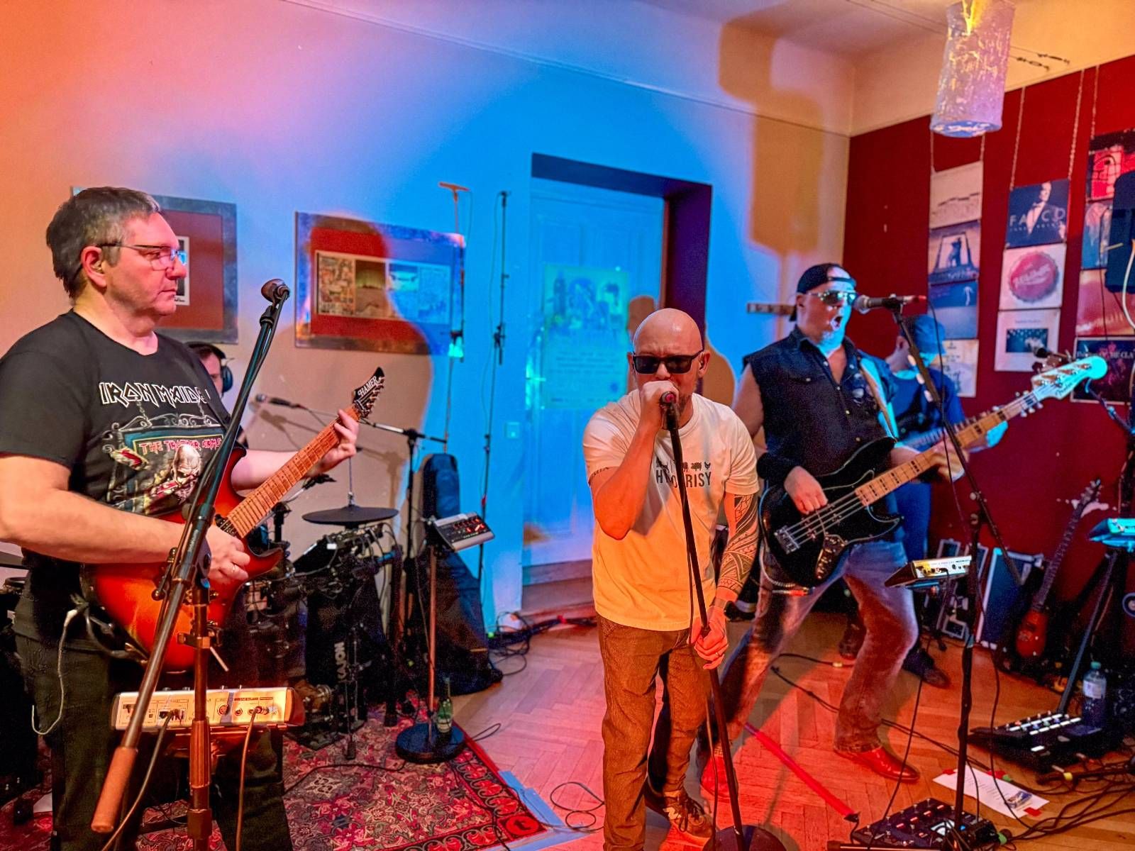 NEOS-Spitzenkandidat Bernd Pinzer hat die Wahlkampfbühne für die Konzertbühne getauscht.