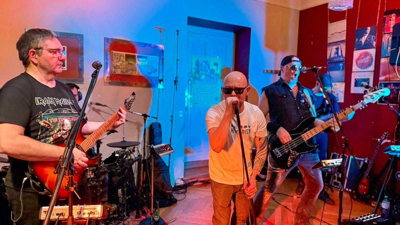 Neos-Spitzenkandidat Bernd Pinzer hat die Wahlkampfbühne für die Konzertbühne getauscht.